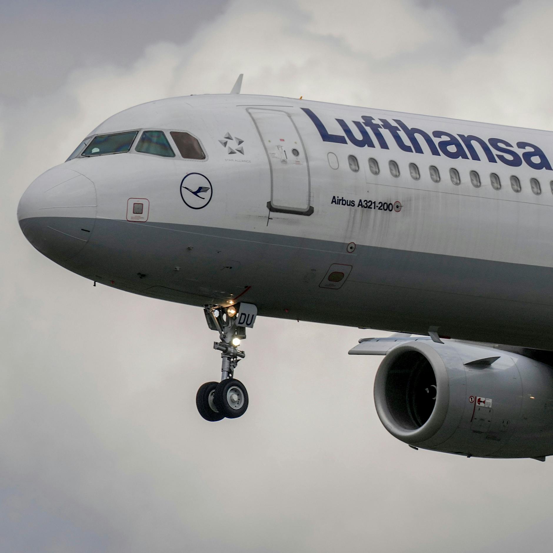 Kaffee-Maschine defekt: Flugzeug von Lufthansa muss notlanden
