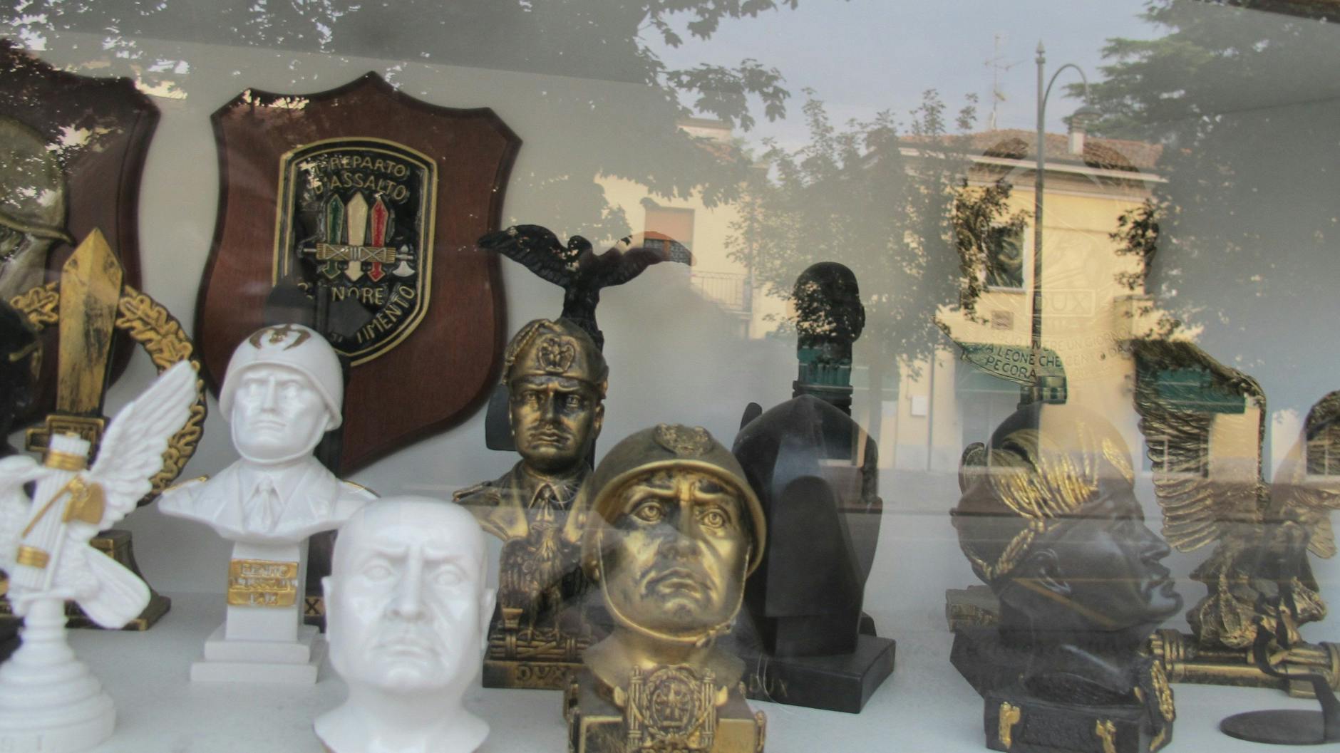 Mussolini-Büsten gefällig? In seinem Geburtsort sind verschiedenste zu haben.