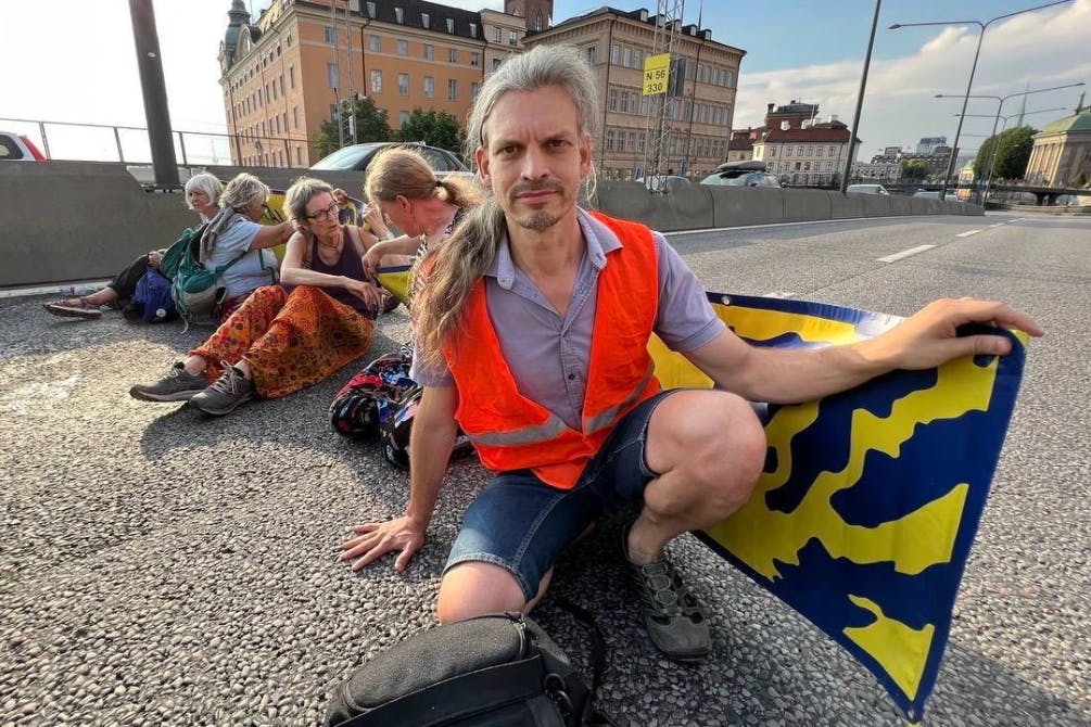 Klimaaktivist Christian Bläul bei der Straßenblockade in Stockholm.