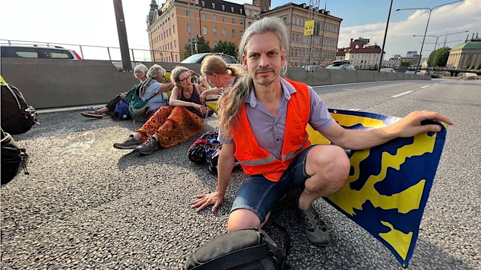 Klimaaktivist Christian Bläul bei der Straßenblockade in Stockholm.