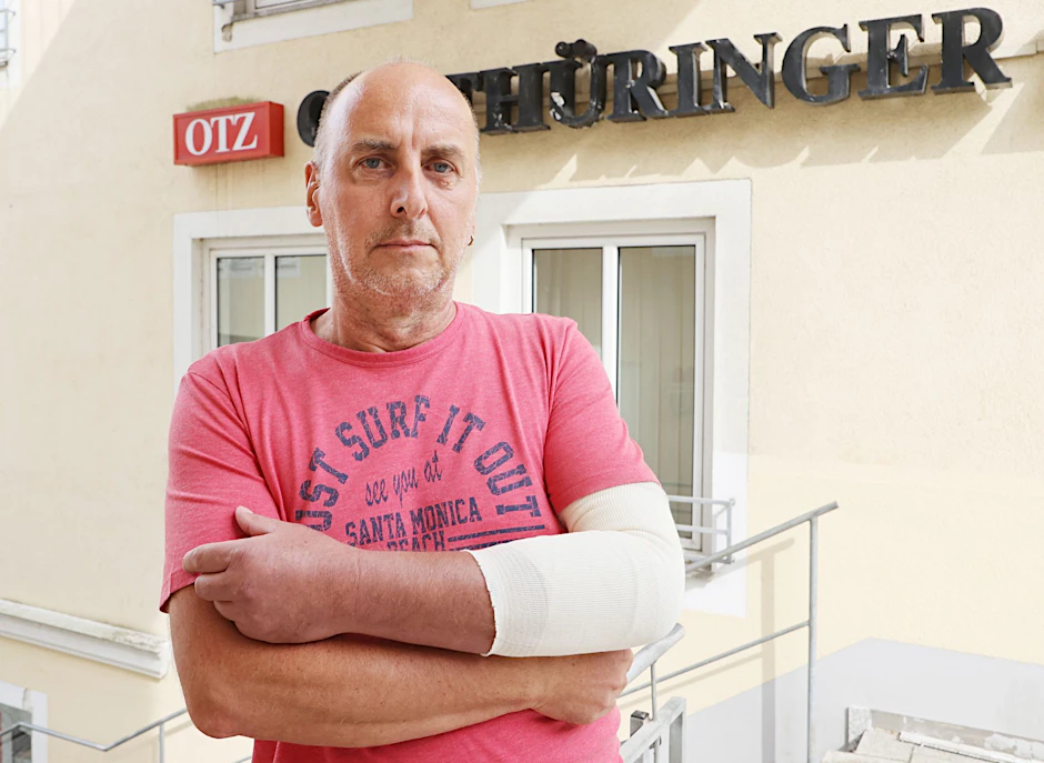 dpatopbilder - Peter Hagen, Reporter, steht mit verbundenem Arm vor der Kamera. Während eines Festes auf dem Marktplatz von Bad Lobenstein hatte der Bürgermeister der Kleinstadt eine Auseinandersetzung mit dem Journalisten.  