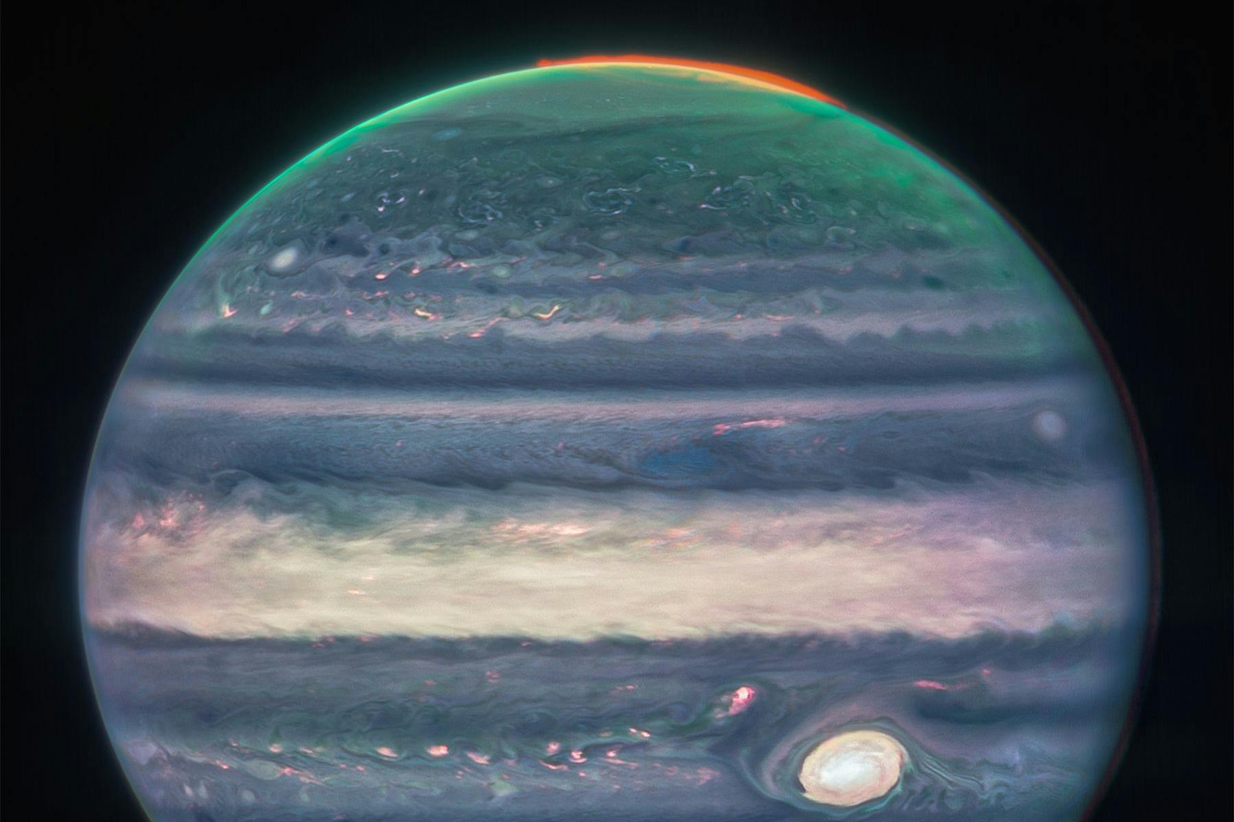 In einem von der NASA am 22.08.2022 veröffentlichten Kompositbild ist der Jupiter durch das James Webb Weltraumteleskop im Weltraum mit verbesserten Farben zu sehen.