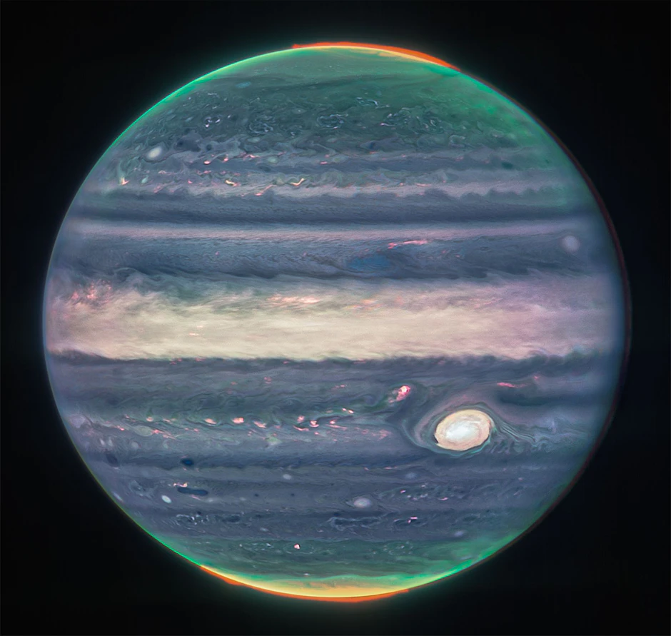 In einem von der NASA am 22.08.2022 veröffentlichten Kompositbild ist der Jupiter durch das James Webb Weltraumteleskop im Weltraum mit verbesserten Farben zu sehen.