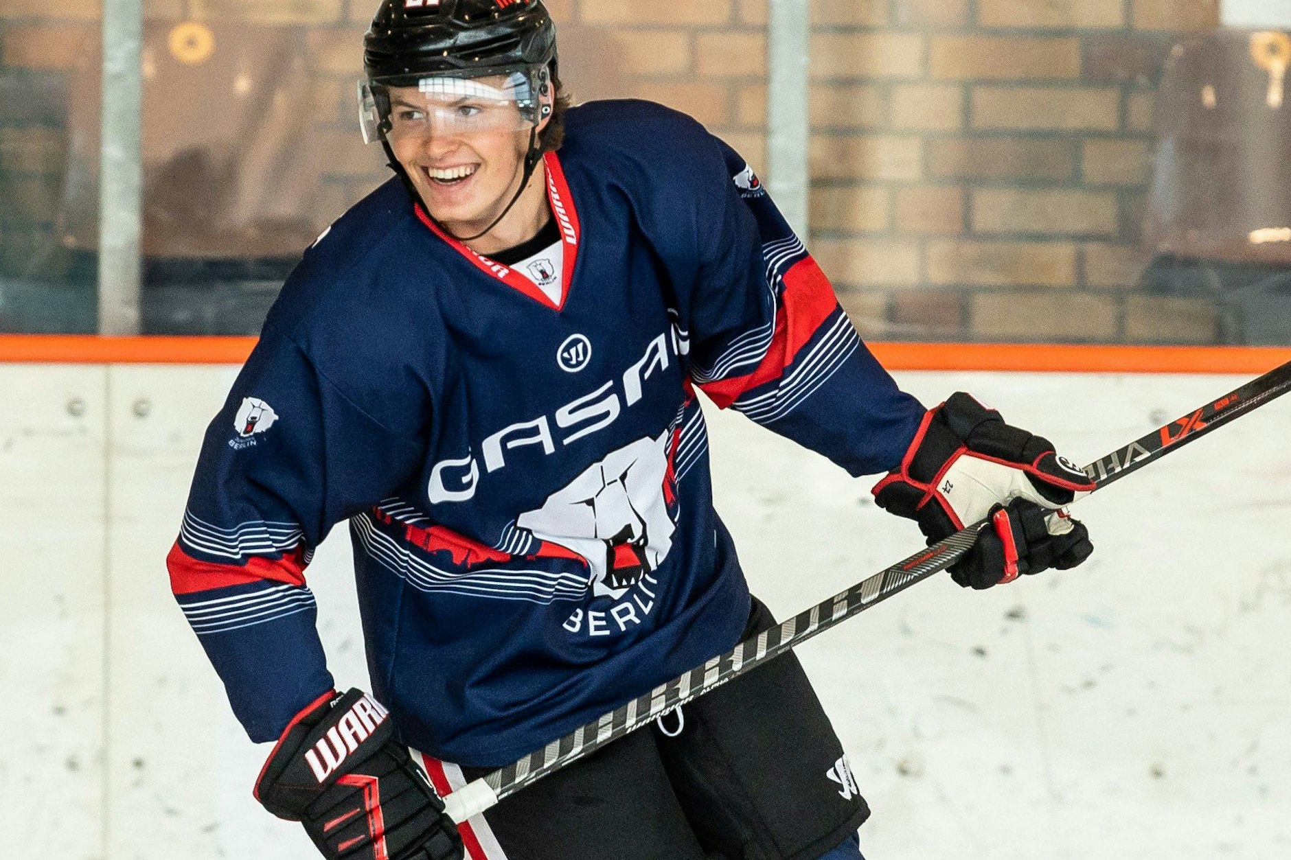 Lukas Reichel Anfang Juli 2022 im Welli: Auch wenn die Ausrüstung viel kaschiert, am Gesicht und am Hals kann man schon erahnen, dass er schön zugelegt hat.