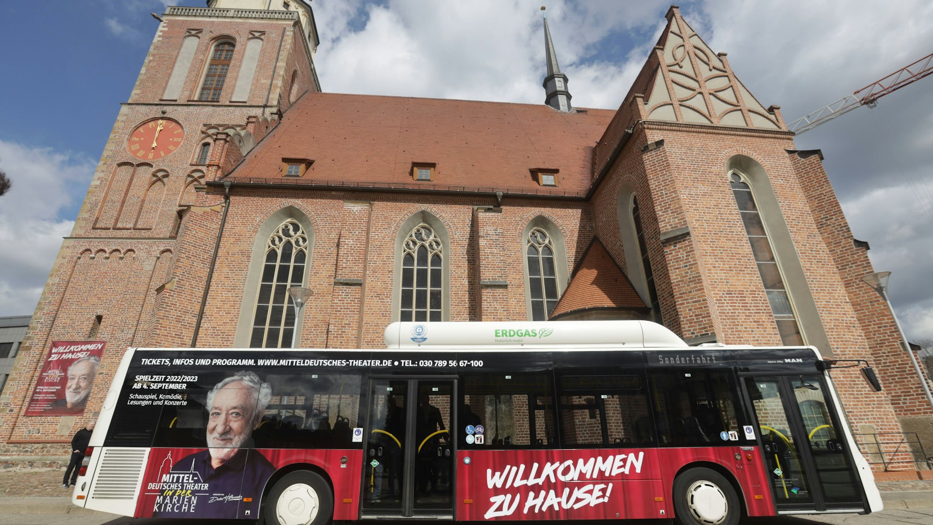 Dessau begrüßt Dieter Hallervorden zur Vertragsunterzeichnung. Er nutzt die Marienkirche als Spielstätte des von ihm ins Leben gerufenen Mitteldeutschen Theaters.