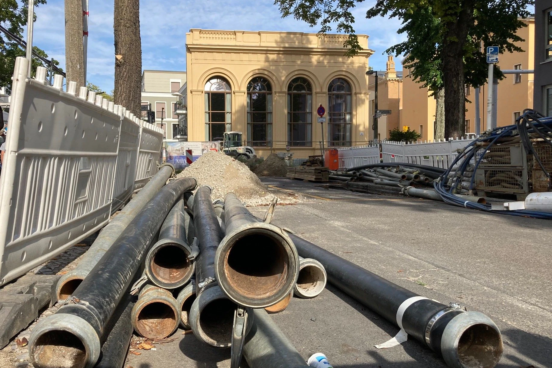 Die Rohre für die Grundwasserabsenkung liegen bereit.