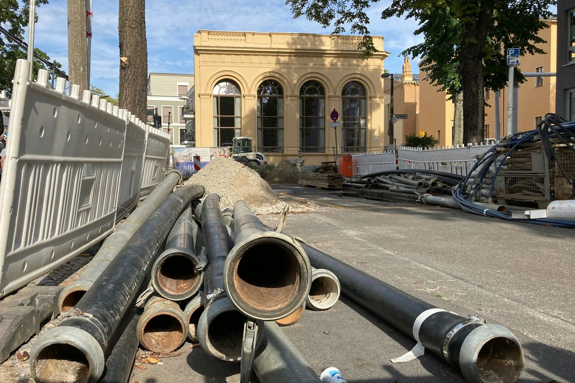 Die Rohre für die Grundwasserabsenkung liegen bereit.