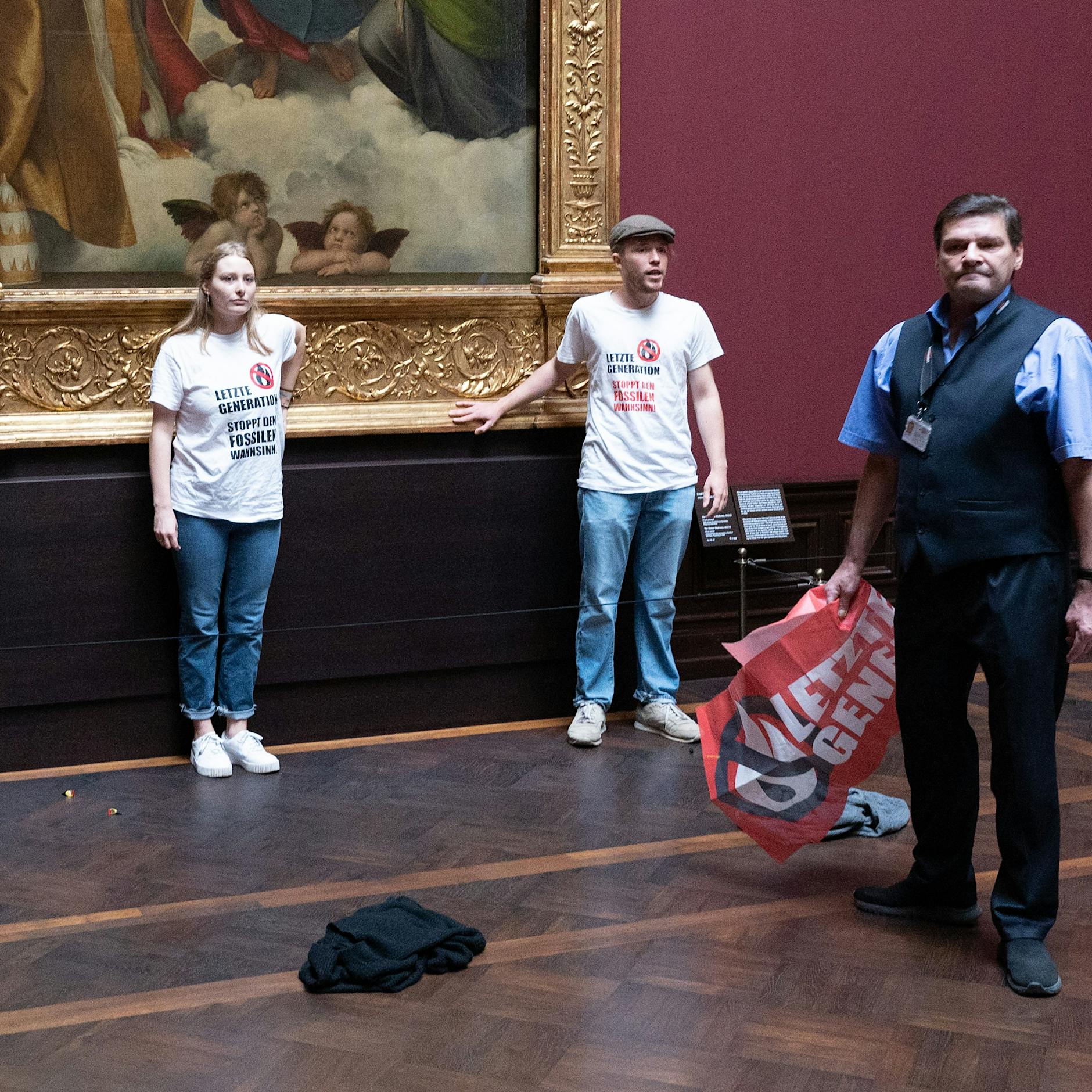 Dresden: Klimaaktivisten kleben sich an „Sixtinische Madonna“