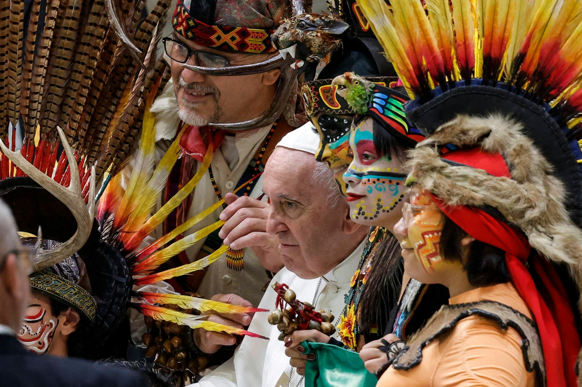 Der Papst und der Federschmuck.