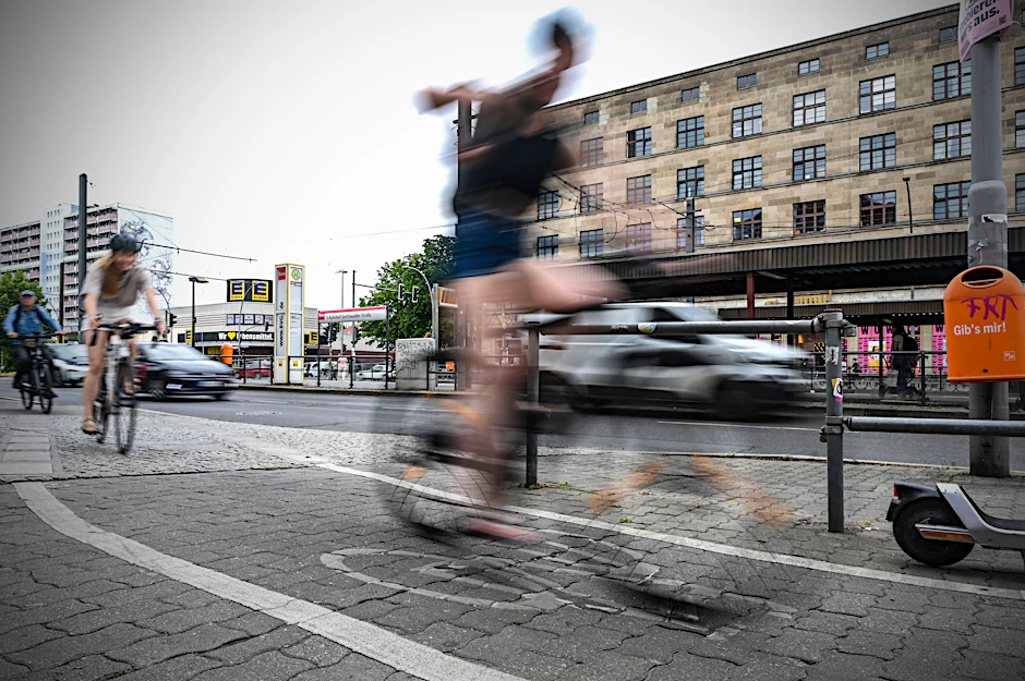 Radweg an der Greifswalder Straße: Fahrradfahren in Berlin ist nach wie vor gefährlich.