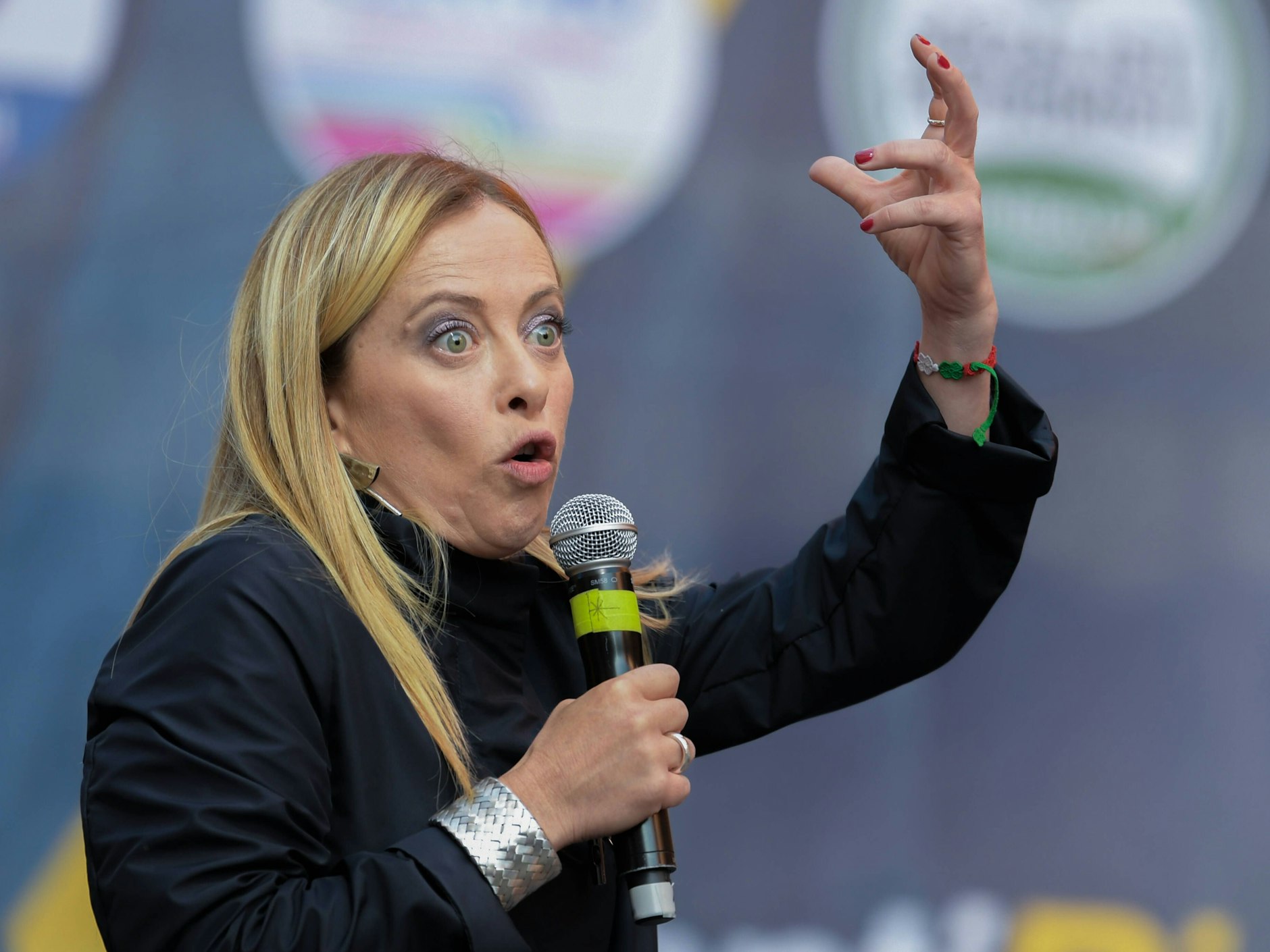 Giorgia Meloni hat bei Reden einen Hang zu pompösen Gesten. Wie Mussolini.  