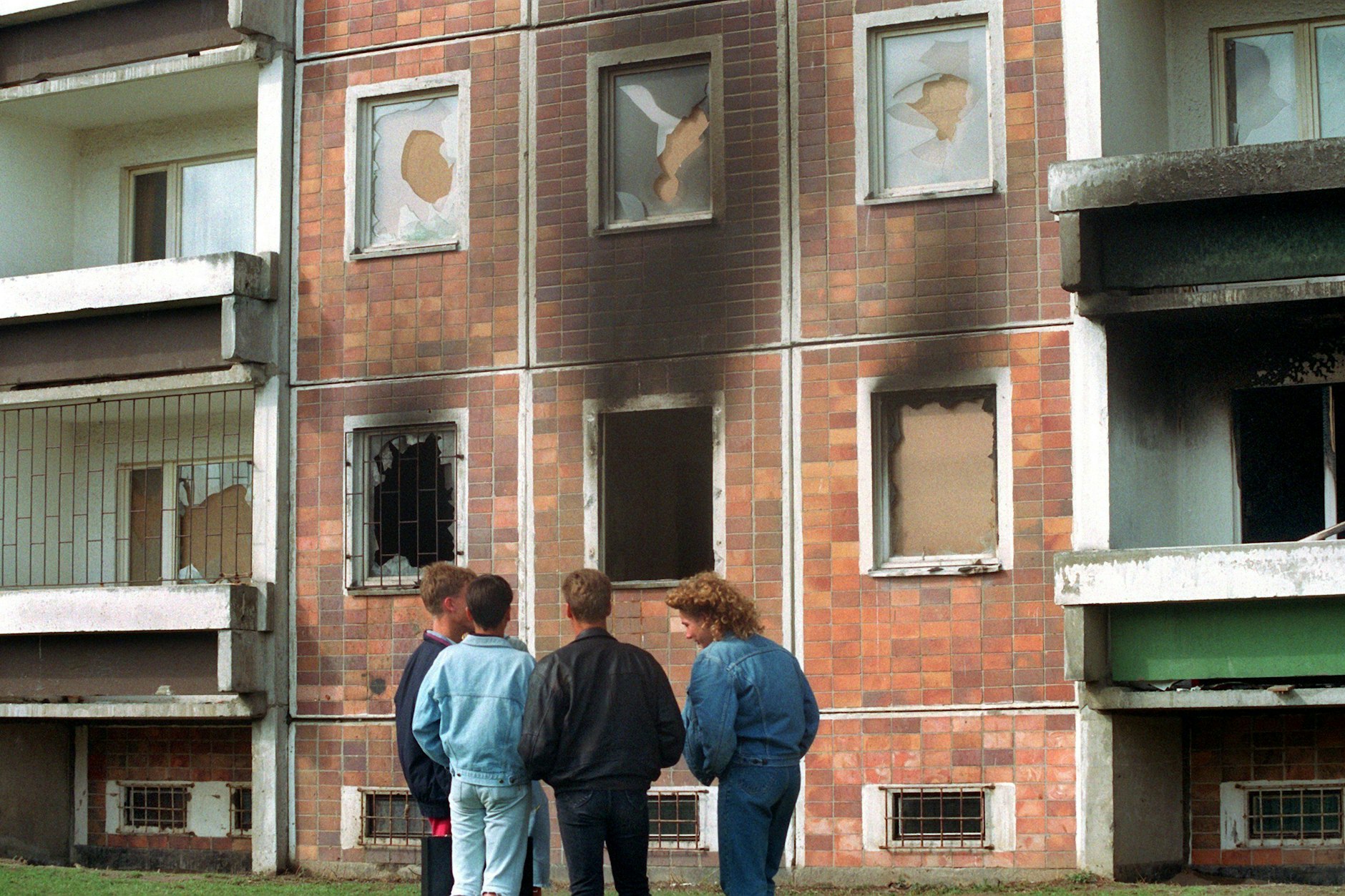 Ein Blick auf das von über hundert Vietnamesen bewohnte Haus neben dem Asylbewerberheim, das am 24. August 1992 von den Randalierern in Brand gesetzt wurde.
