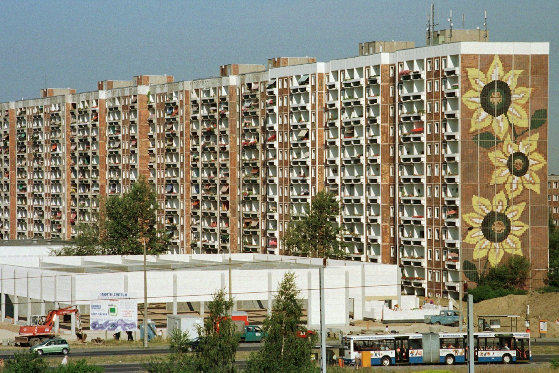 Das „Sonnenblumenhaus“ in Rostock-Lichtenhagen