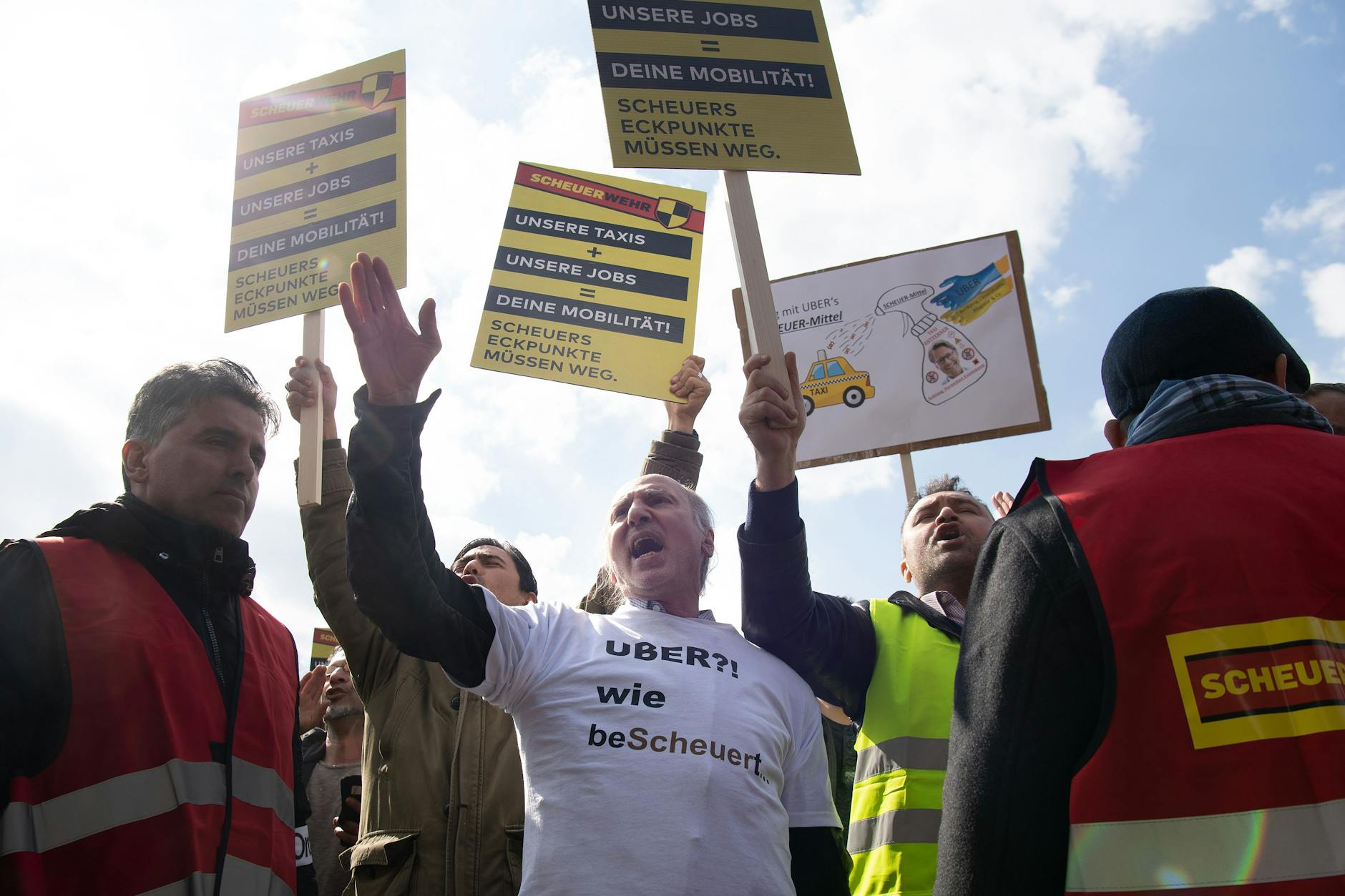 Teilnehmer einer Protestkundgebung des Bundesverbandes Taxi und Mietwagen.