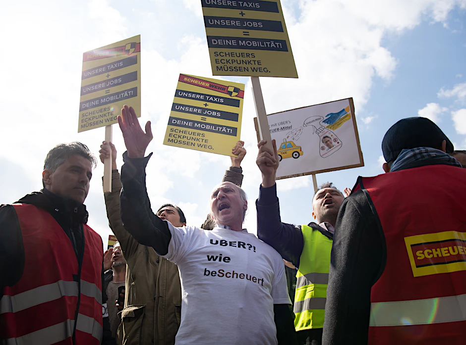 Teilnehmer einer Protestkundgebung des Bundesverbandes Taxi und Mietwagen.