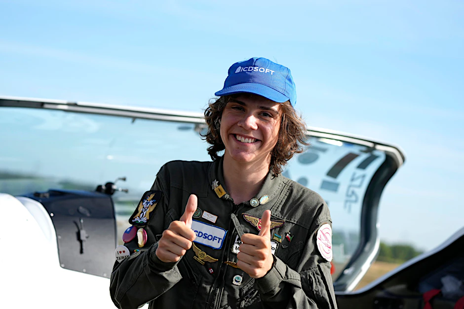 Der 17-jährige Pilot Mack Rutherford zeigt nach der Landung auf dem Flugplatz Buzet die Daumen nach oben. Nun will er am Mittwoch in Bulgarien seinen Solo-Flug beenden.