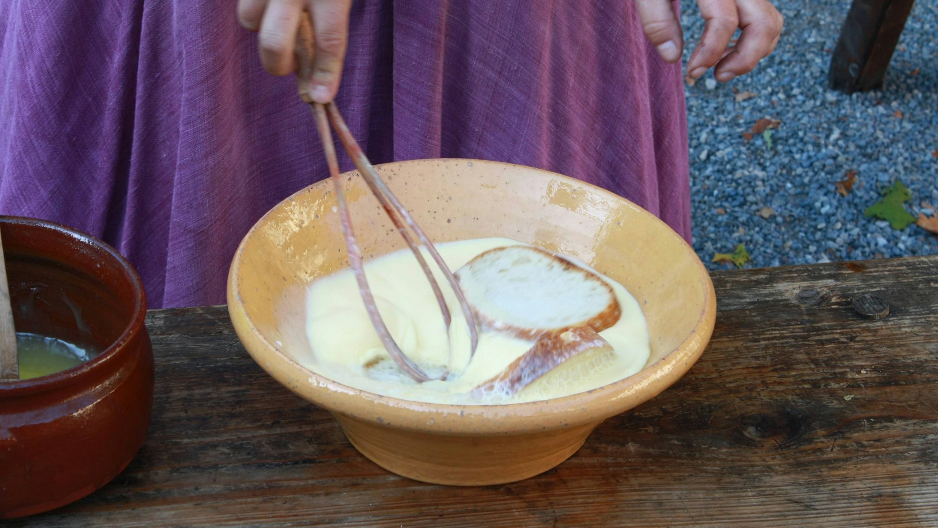 Wer Armen Ritter zubereitet, wendet traditionell altes Weißbrot oder Toastbrot in einer Mischung aus Ei und Milch. Das Rezept mit Nutella ist noch genialer.