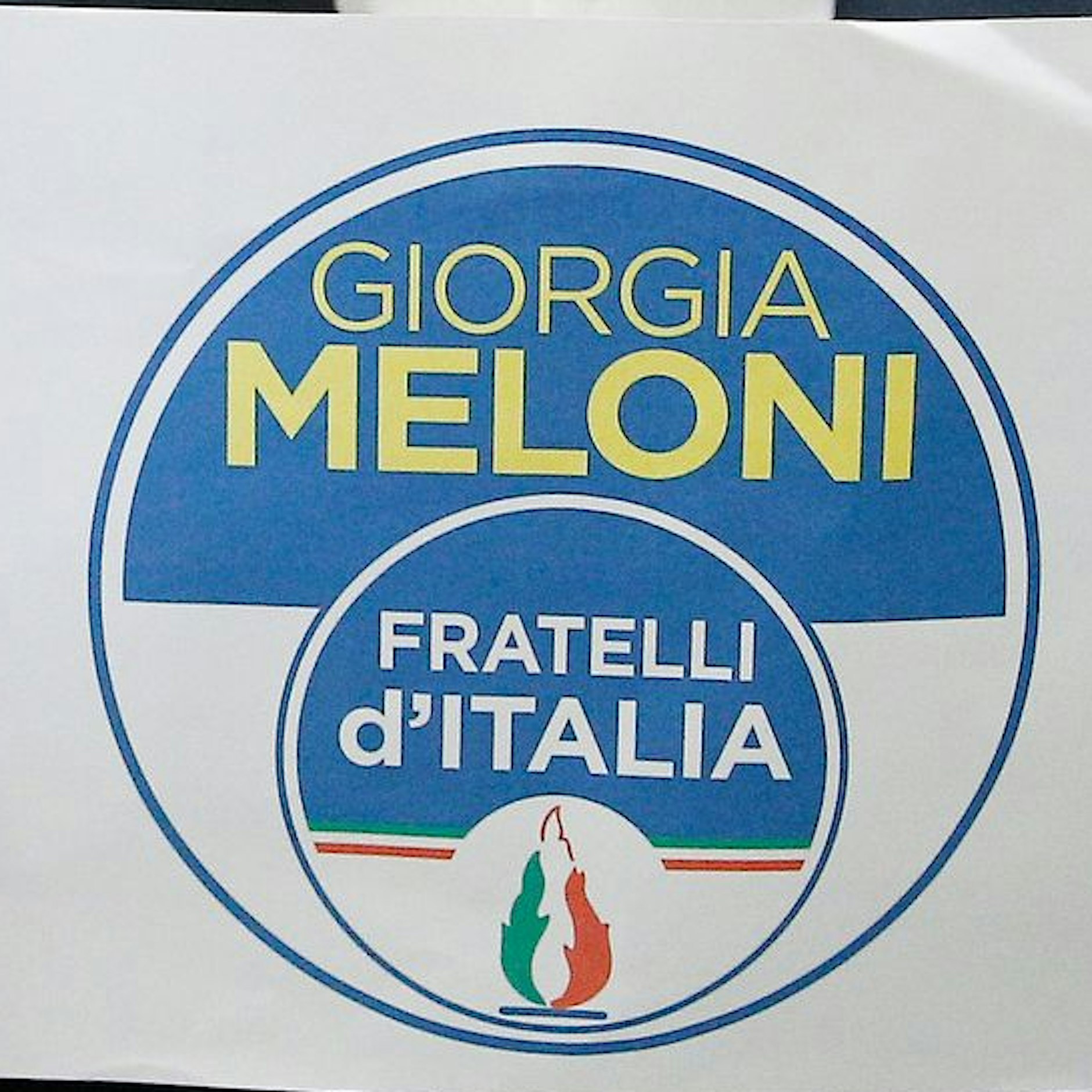 Die grün-weiß-rote Flamme auf dem Wahlkampf-Logo der FdI ist Zeichen der italienischen Postfaschisten.