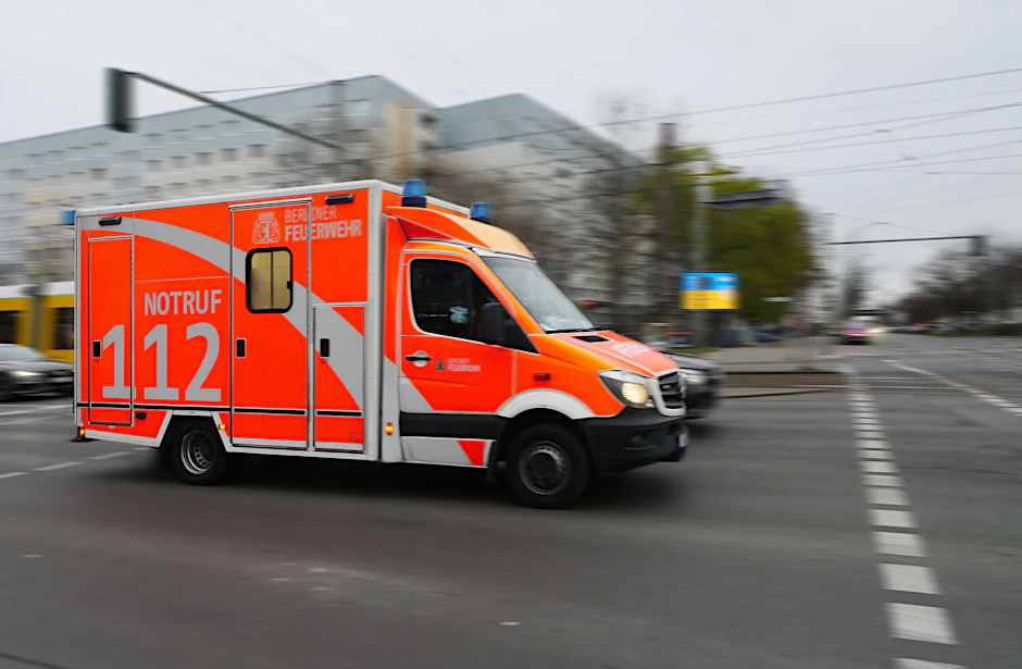 Ein Rettungswagen in Berlin im Einsatz