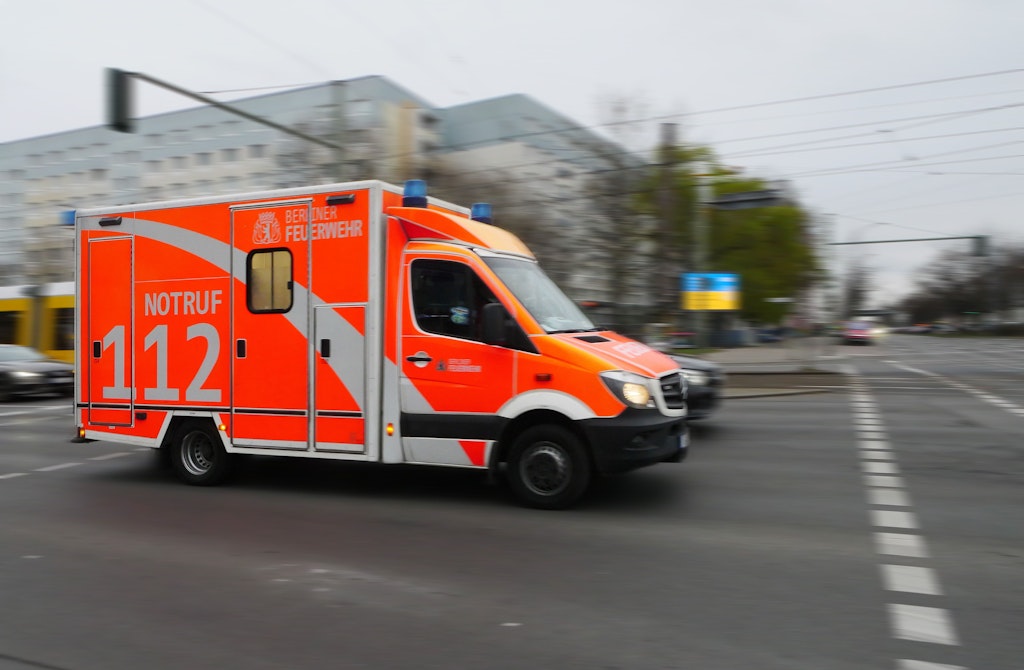 Berlin: Transporter-Fahrer kracht an Schule ungebremst in Mauer