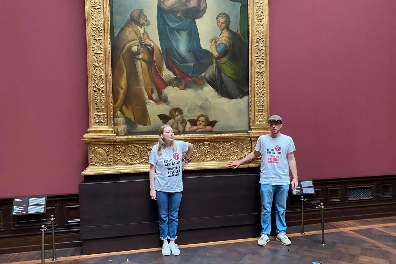 Die Aktivisten der Gruppe „Aufstand der letzten Generation“ klebten sich am Rahmen des Bildes fest.