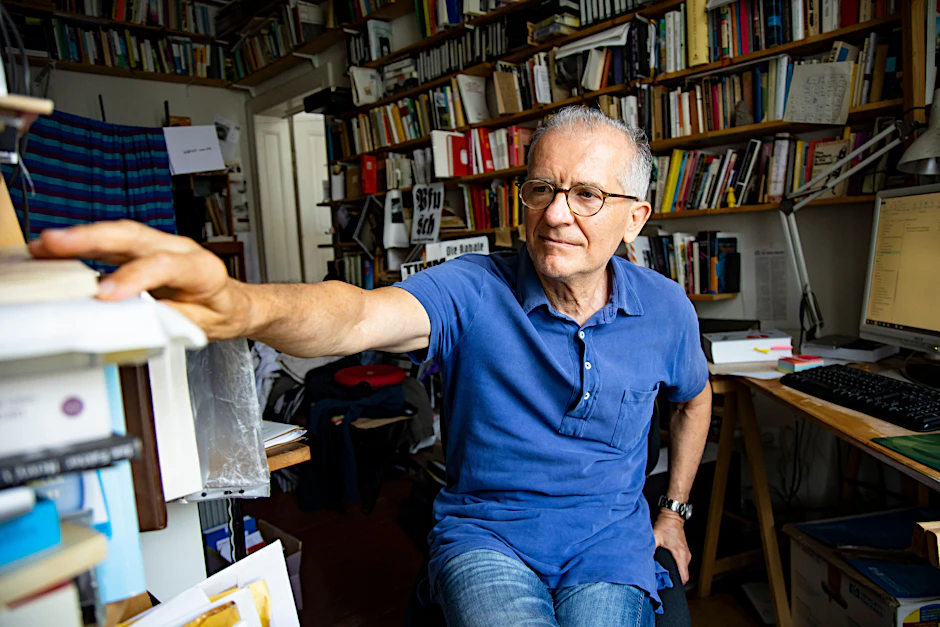 Der Schriftsteller Jan Faktor in seinem Arbeitszimmer.