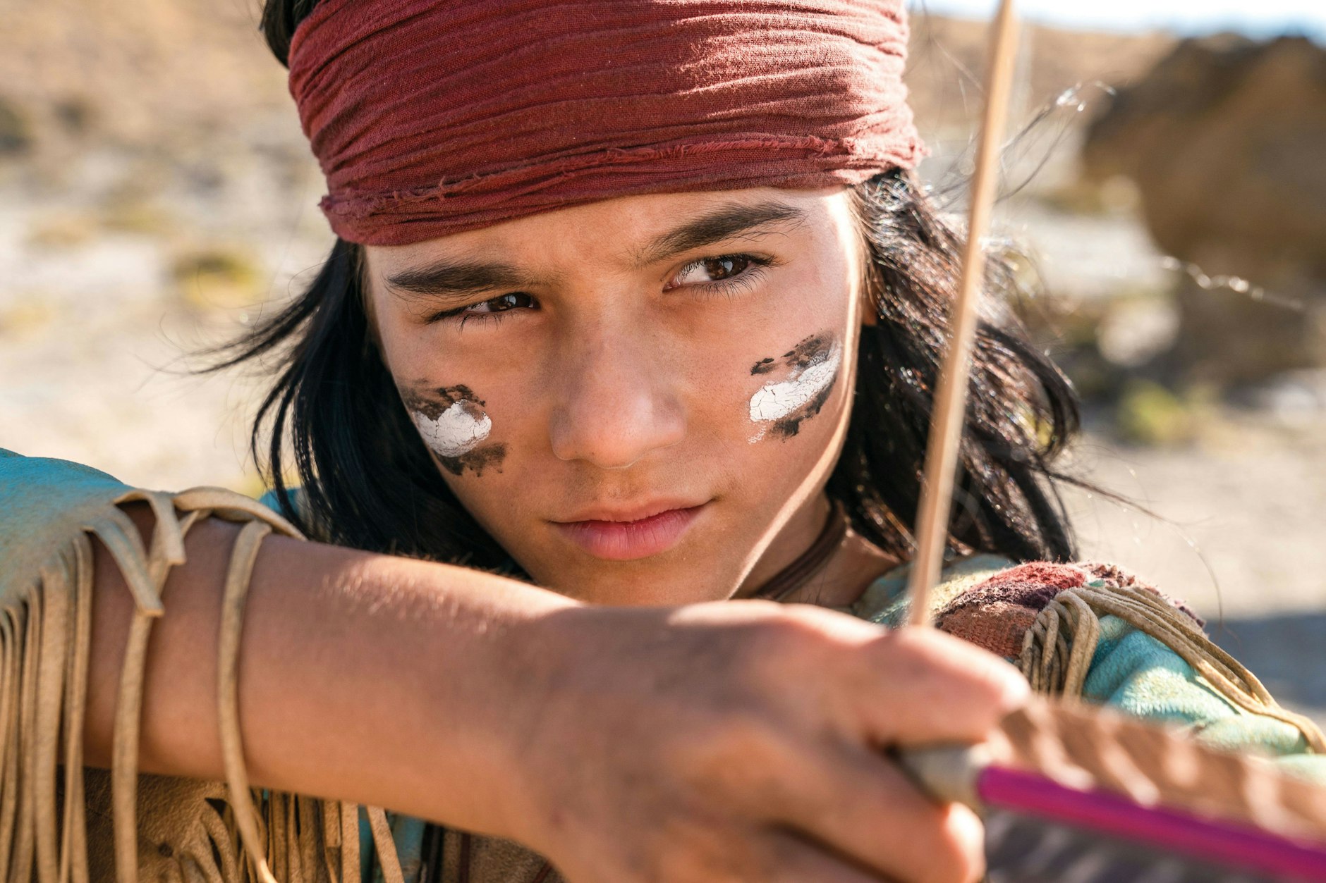 Der junge Häuptling Winnetou (Mika Ullritz) in einer Szene aus „Der junge Häuptling Winnetou“. Der Film, der am 11. August in die Kinos kam, steht in der Kritik. Er bediene rassistische Vorurteile und nutze eine kolonialistische Erzählweise.