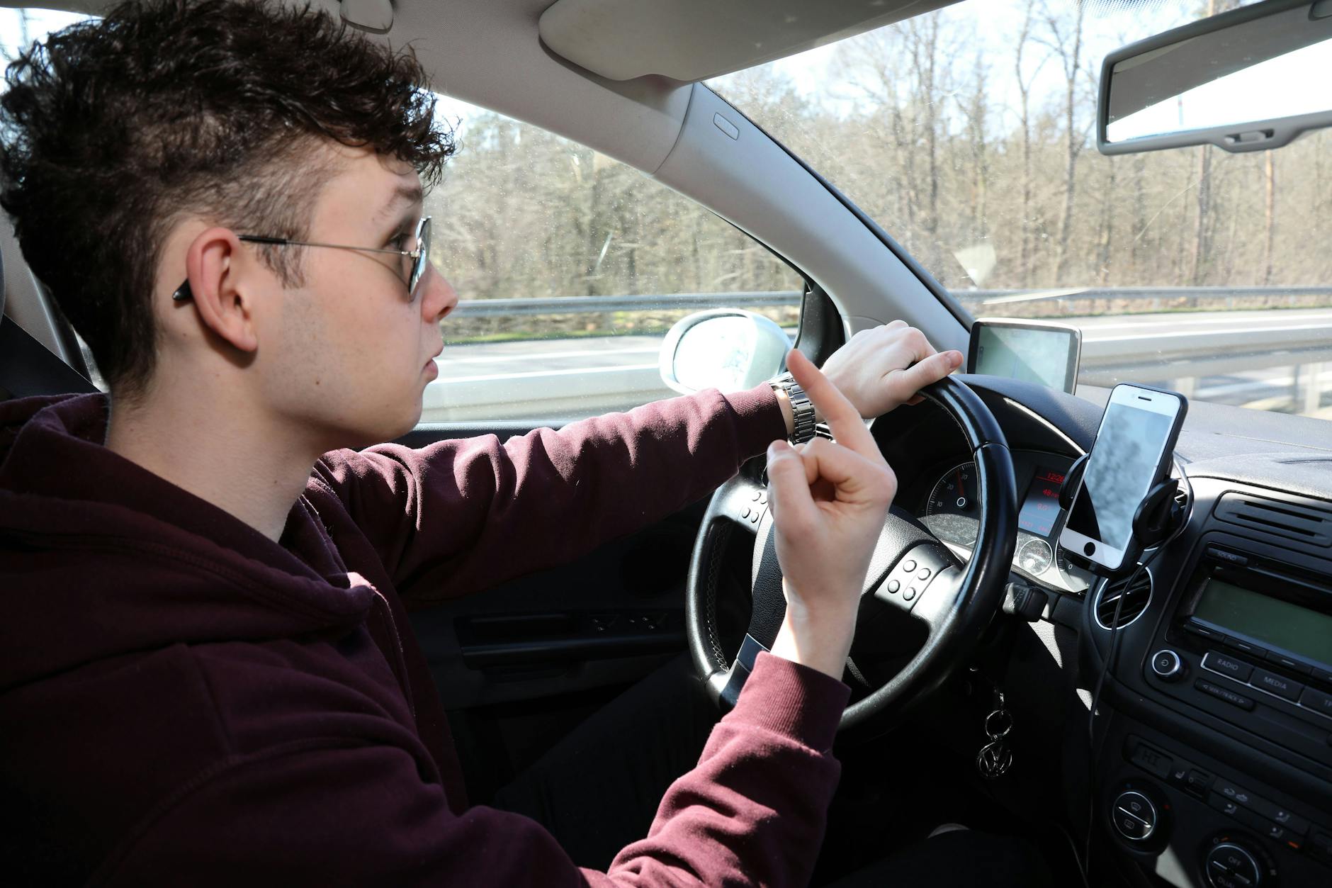 Ein junger Autofahrer am Steuer. Auch in Berlin ist seit 2011 begleitetes Fahren ab 17 Jahre möglich. Künftig sollen 16-Jährige in Begleitung ebenfalls ein Auto fahren dürfen, so die Dekra.