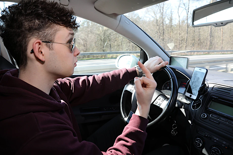 Ein junger Autofahrer am Steuer. Auch in Berlin ist seit 2011 begleitetes Fahren ab 17 Jahre möglich. Künftig sollen 16-Jährige in Begleitung ebenfalls ein Auto fahren dürfen, so die Dekra.