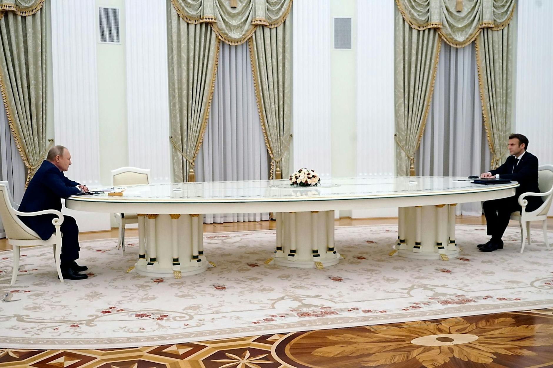 Im Februar trafen sich Wladimir Putin (l.) und Emmanuel Macron im Kreml.