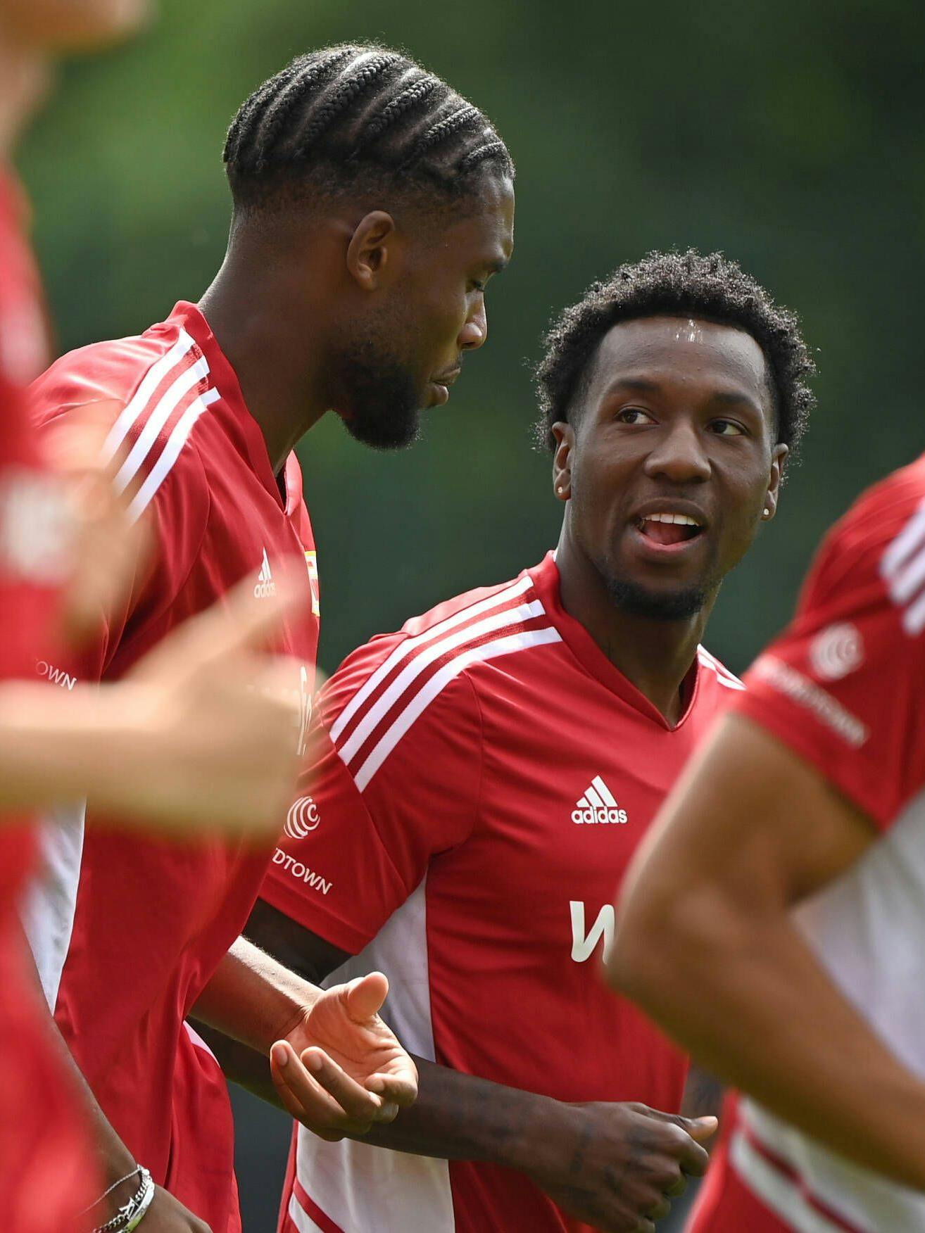 Dass sich Siebatcheu und Becker (r.) gut verstehen, sieht man auch beim normalen Trainingsläufchen.