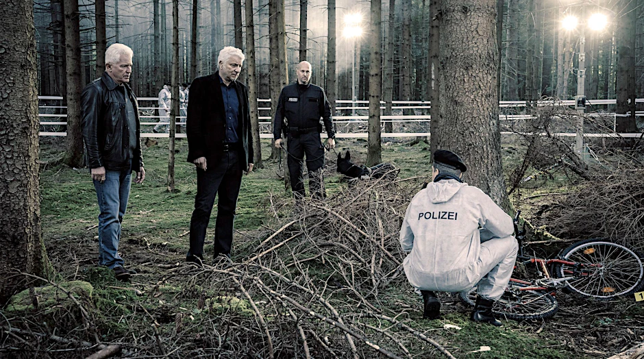ARD/BR TATORT: LASS DEN MOND AM HIMMEL STEHN, am Sonntag (21.08.22) um 20:15 Uhr im ERSTEN.
            Von links: Die Kriminalhauptkommissare Ivo Batic (Miroslav Nemec) und Franz Leitmayr (Udo Wachtveitl) mit Kollegen (Komparsen) betrachten den Fundort von Emils Fahrrad im Wald, in der Nähe eines Parkplatzes. Weiteres Bildmaterial finden Sie unter www.br-foto.de.
            ©  Heiden, honorarfrei - Verwendung gemäß der AGB im engen inhaltlichen, redaktionellen Zusammenhang mit genannter BR-Sendung und bei Nennung "Bild: BR/Bavaria Fiction GmbH/Hendrik Heiden" (S2). BR/Bildarchiv, Tel: 089/5900-10580, Fax: -10585, pressestelle-foto@br.de, www.br-foto.de