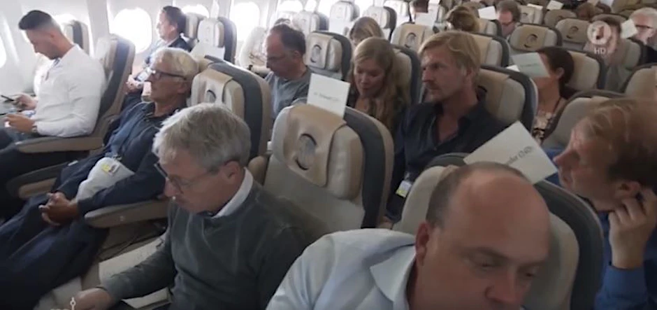 Journalisten sitzen ohne Maske im Regierungsflieger auf dem Weg nach Kanada.