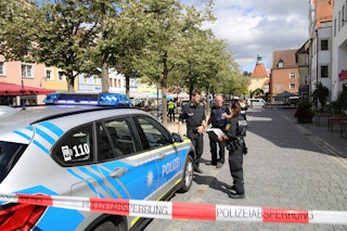 Schwert-Attacke! Frau verletzt drei Menschen
