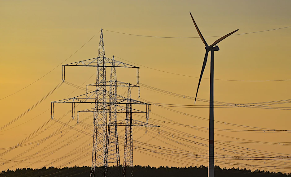 ARCHIV - Der Energiepreisanstieg ist verursacht durch den Krieg Russlands gegen die Ukraine.  a