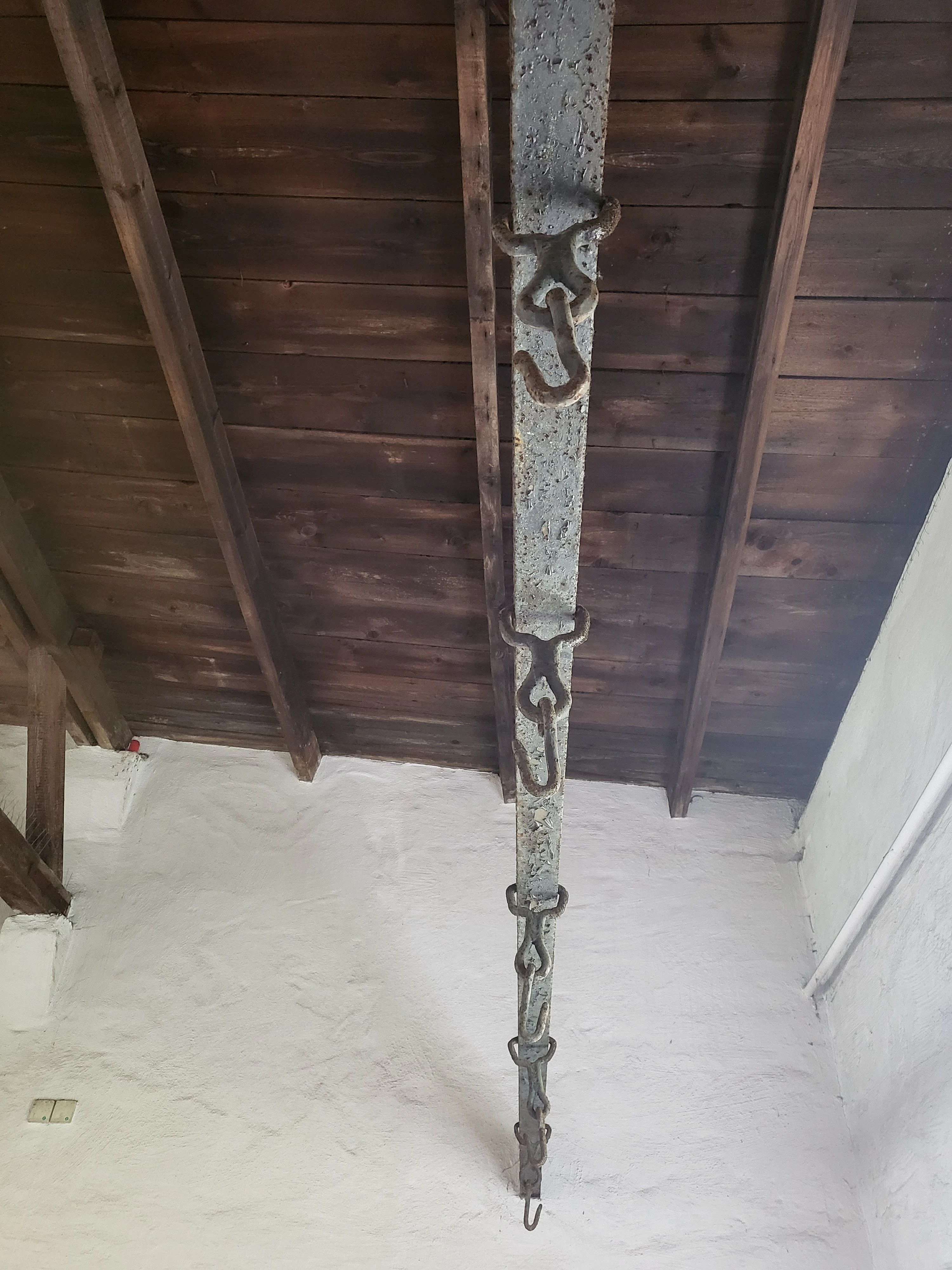 Haken des Galgens im Hinrichtungsraum der Gedenkstätte Plötzensee.