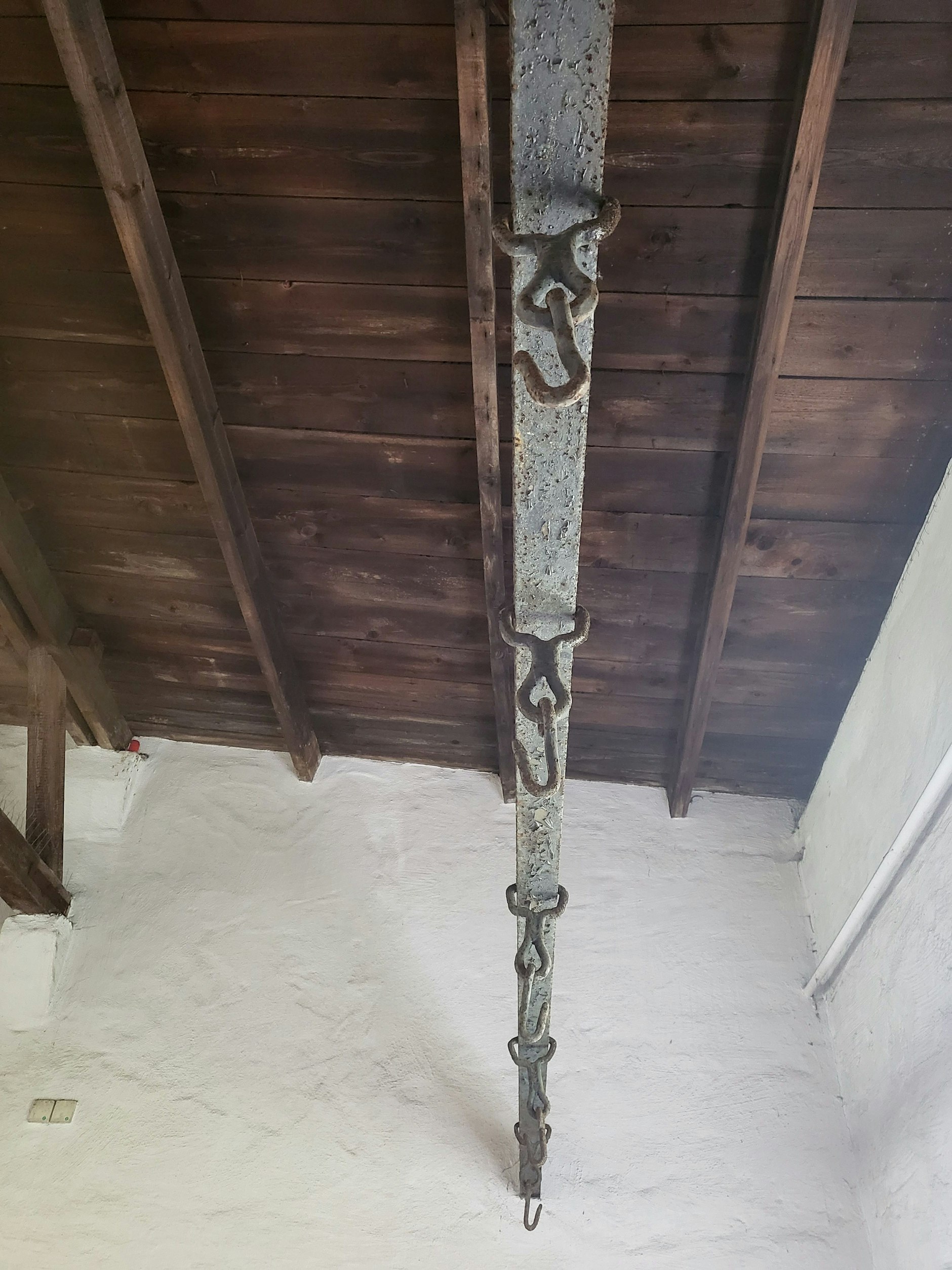 Haken des Galgens im Hinrichtungsraum der Gedenkstätte Plötzensee.