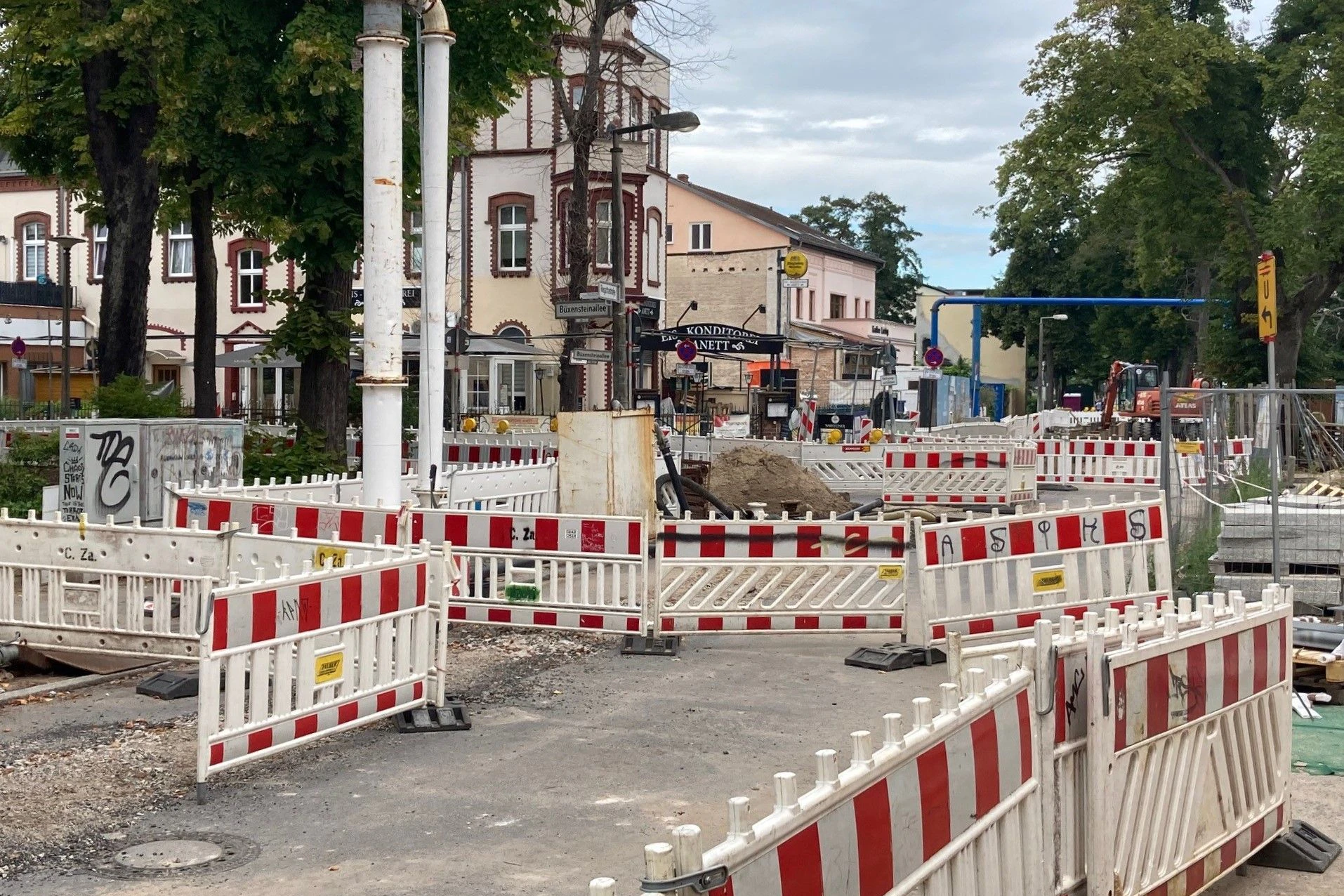 Fußgänger laufen zwischen den Absperrungen Slalom.