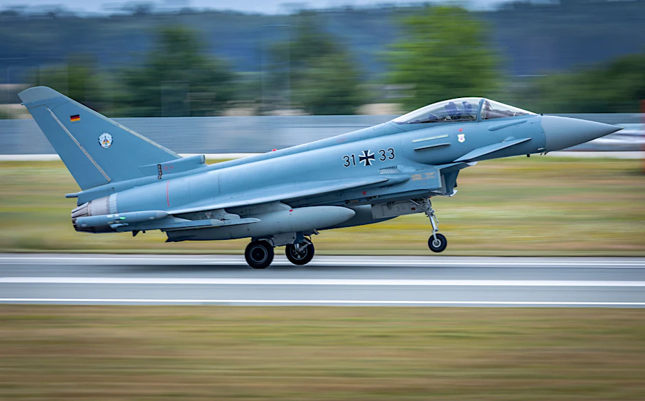 Ein Eurofighter startet im Fliegerhorst zu einem Flug in Richtung Estland. Seit Anfang August sichert die deutsche Luftwaffe den Luftraum über dem Baltikum.