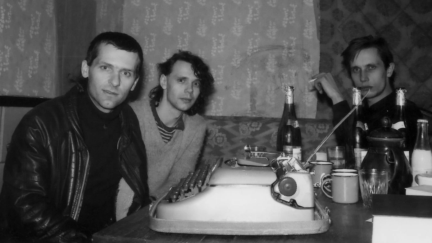 Jan Faktor mit den Lyrikern Bert Papenfuß und Stefan Döring (v. l.) im Jahre 1984, nein, nicht in Prenzlauer Berg, sondern in einem Mecklenburger Gutshaus.