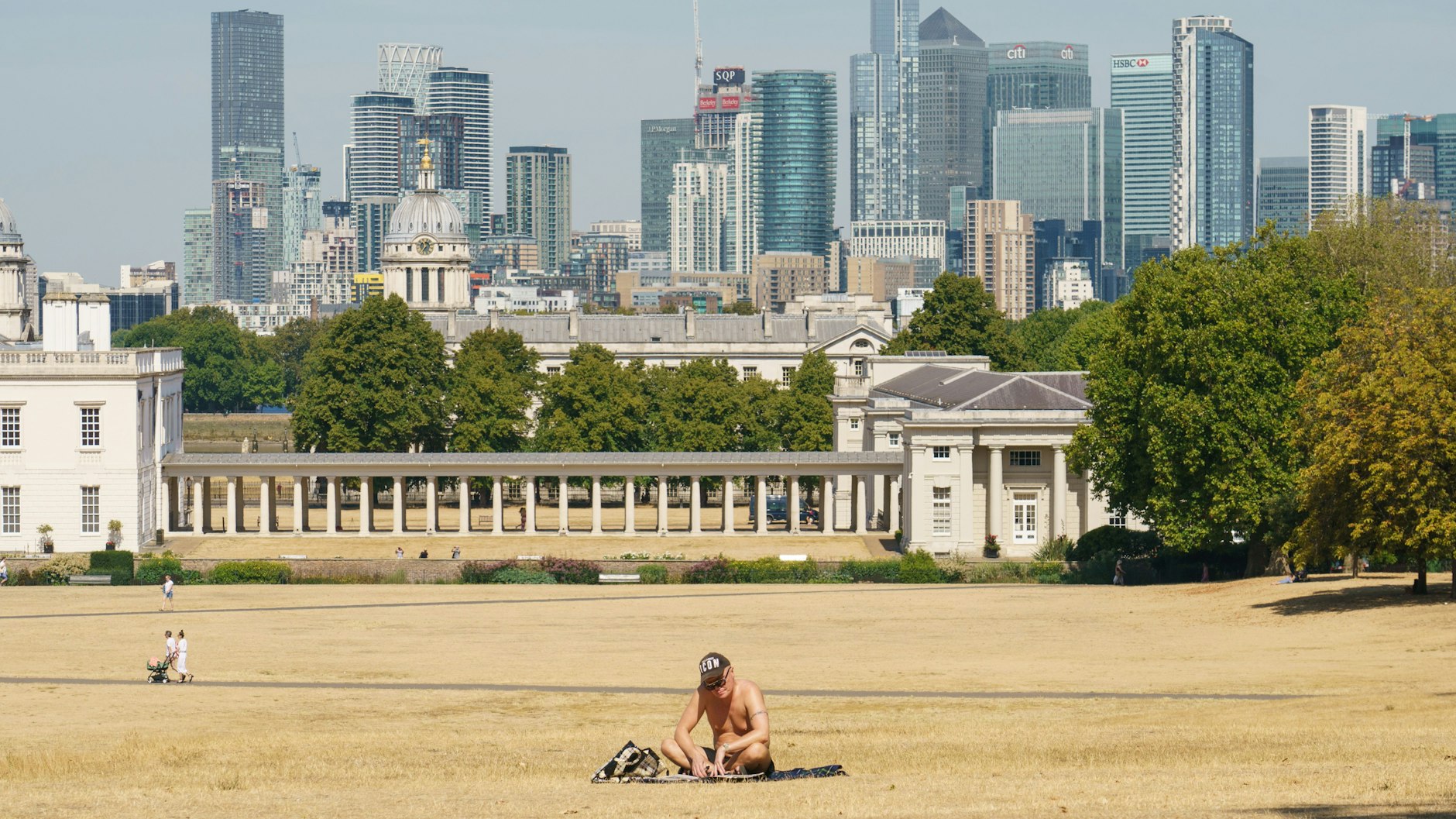 Nichts mehr green des Rasens im Greenwich-Park vor der Skyline Londons.
