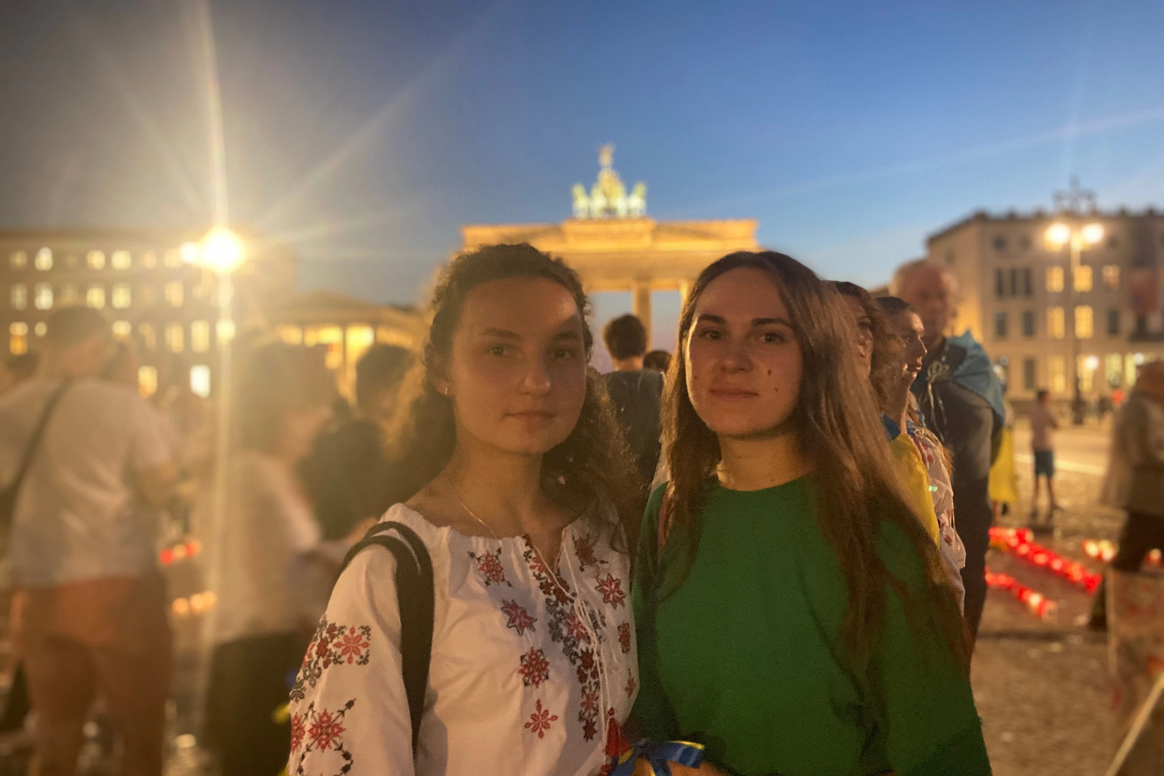 Liudmila (l.) und Viktoria aus Tschernihiw waren zwei der Tausenden Demonstranten, die an einer Demonstration zum ukrainischen Unabhängigkeitstag teilnahmen.