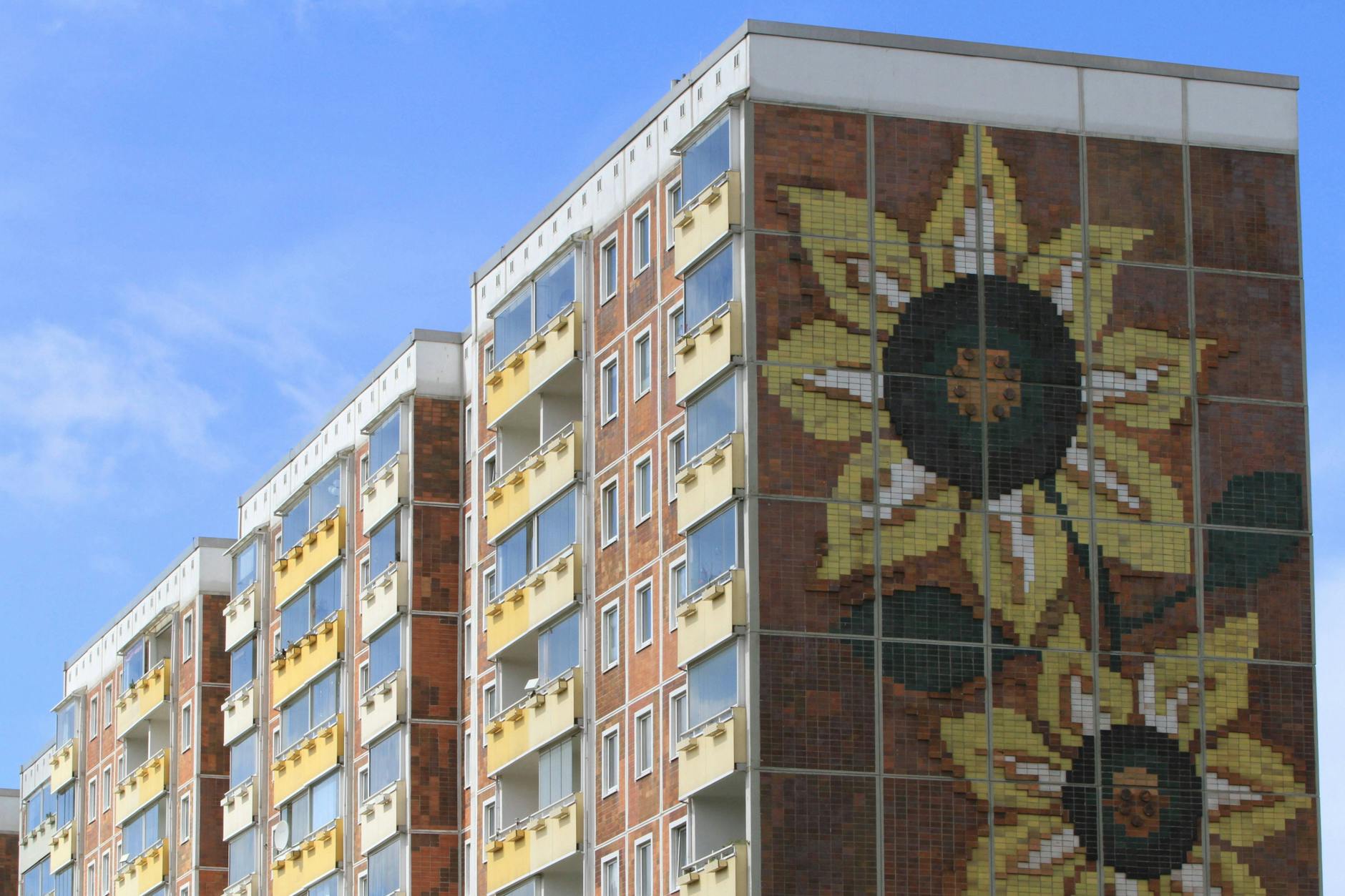 Das Mosaik am Sonnenblumenhaus in Rostock-Lichtenhagen