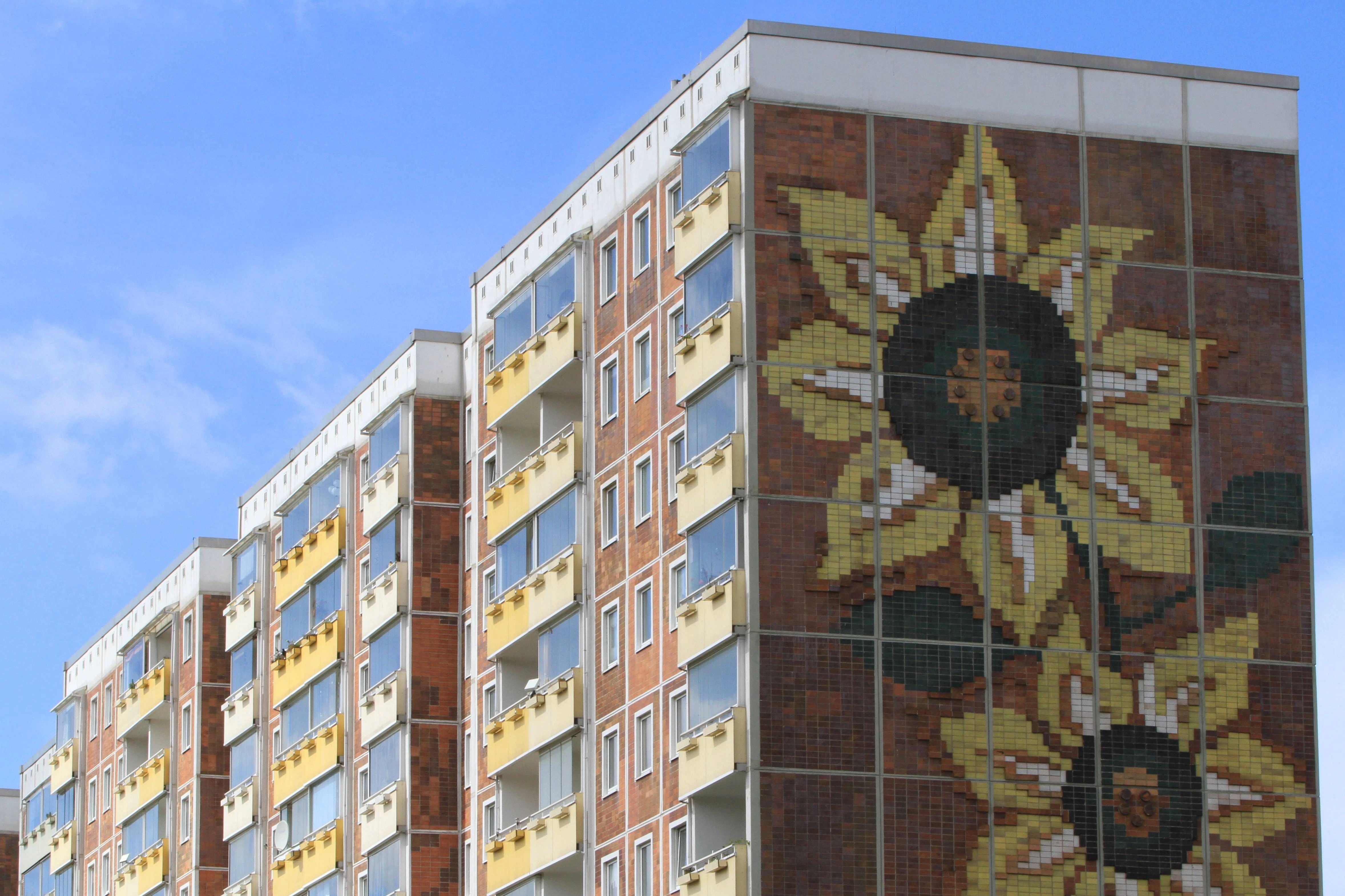 Das Mosaik am Sonnenblumenhaus in Rostock-Lichtenhagen