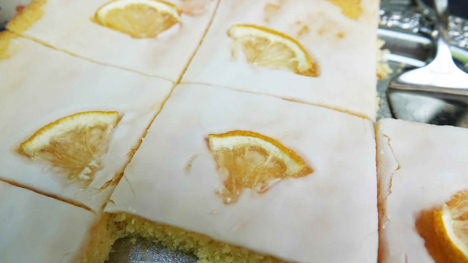 Das Blitz-Rezept für Selterskuchen lässt sich ganz leicht abwandeln, auch als Zitronenkuchen ist er köstlich.