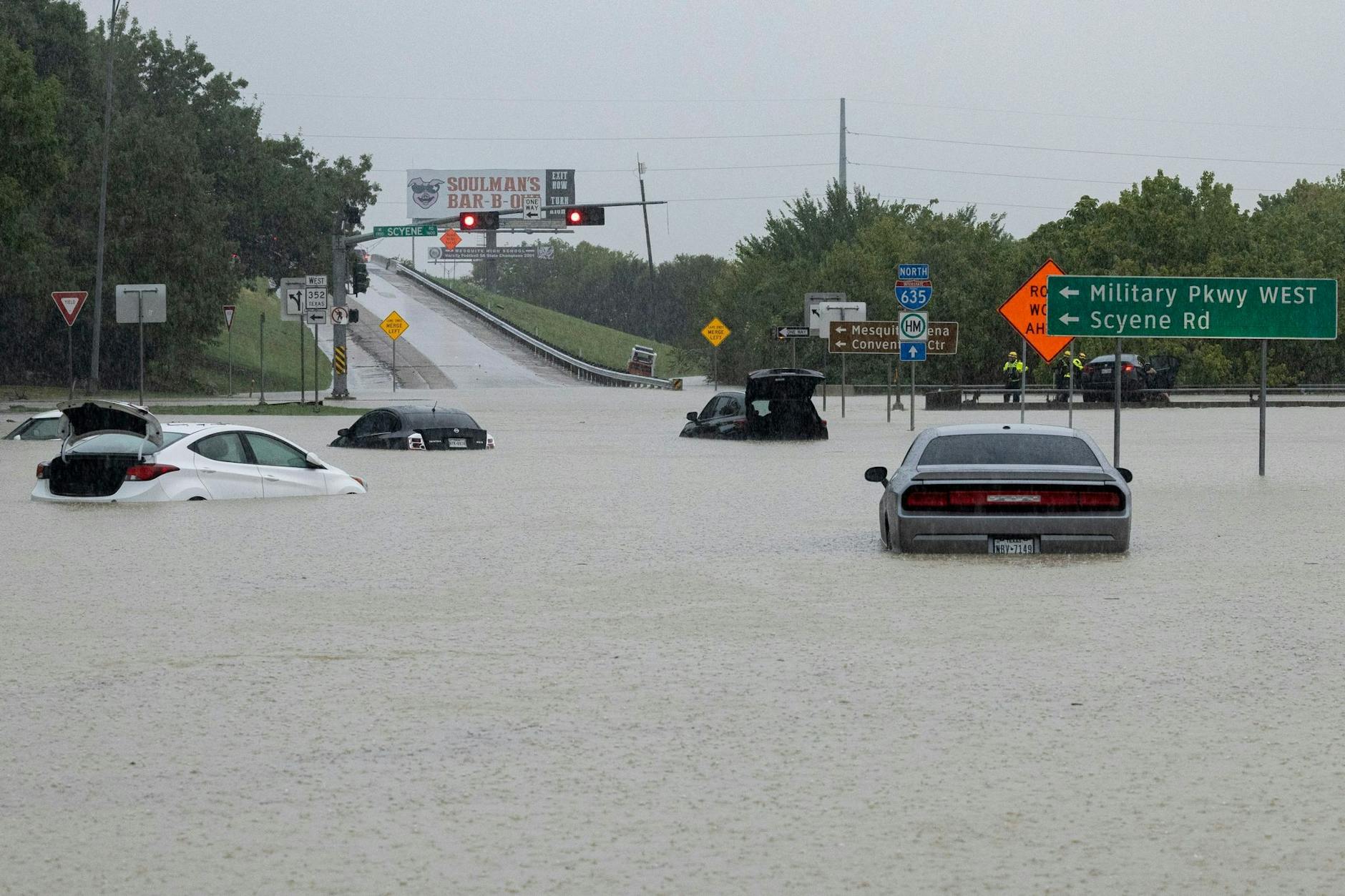 dpatopbilder - Auf der überschwemmten Interstate 635 Service Road in Mesquite (Texas) stehen liegengebliebene Autos. News/AP/dpa