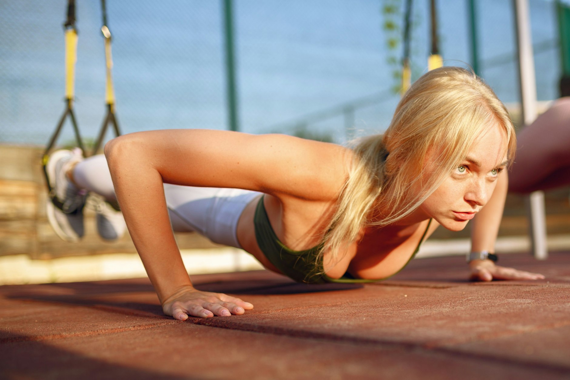 Ein Schock, wenn bei der Fitnessübung auf einmal eine Heroinspritze im Unterarm landet.