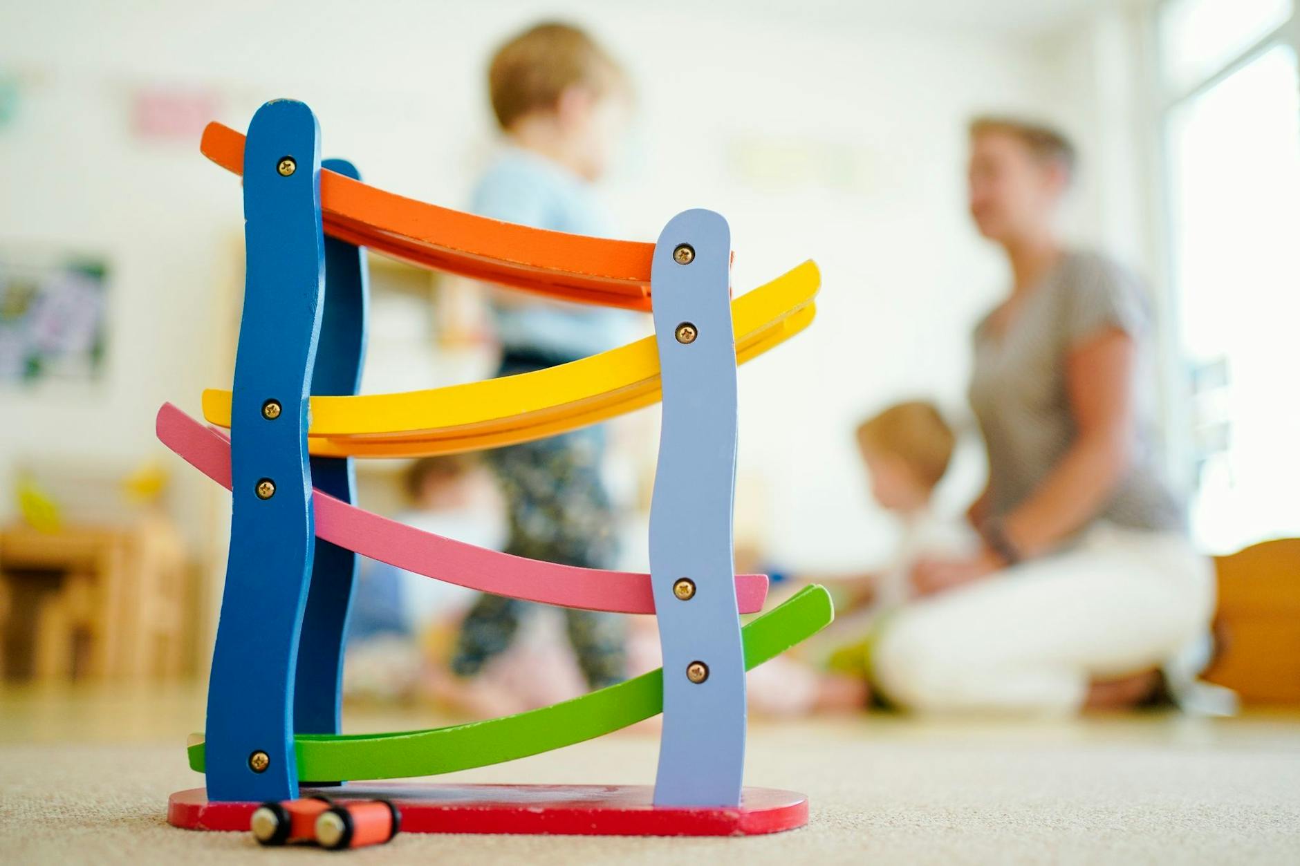 ARCHIV - Eine Erzieherin spielt in einer Kita mit Kindern. Knapp vier Milliarden Euro will der Bund mit dem «Kita-Qualitätsgesetz» zur Verfügung stellen.