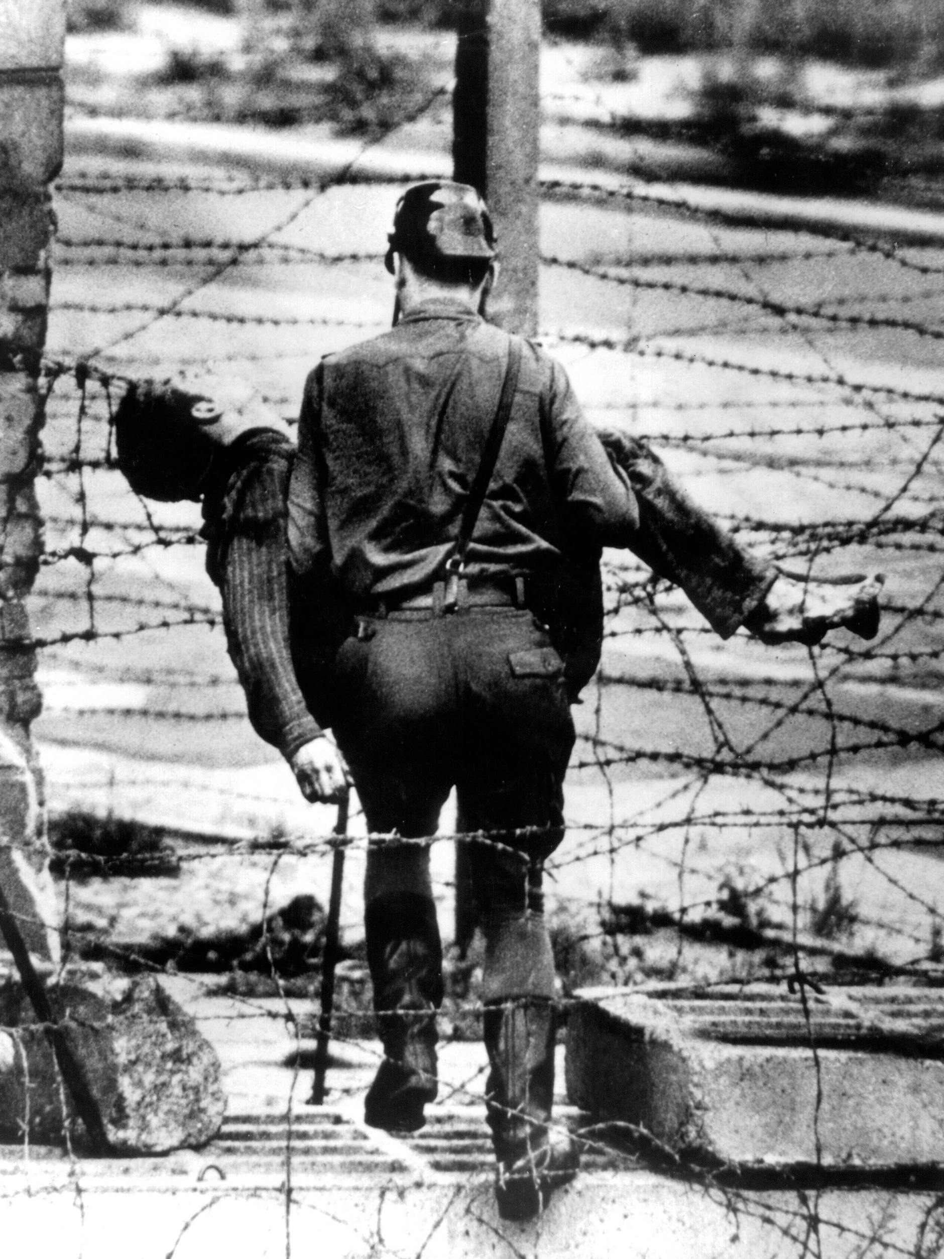 Ein Schuss in den Rücken brachte den jungen Peter Fechter kurz vor der Freiheit zu Fall, als er versuchte, über die Mauer zu fliehen.