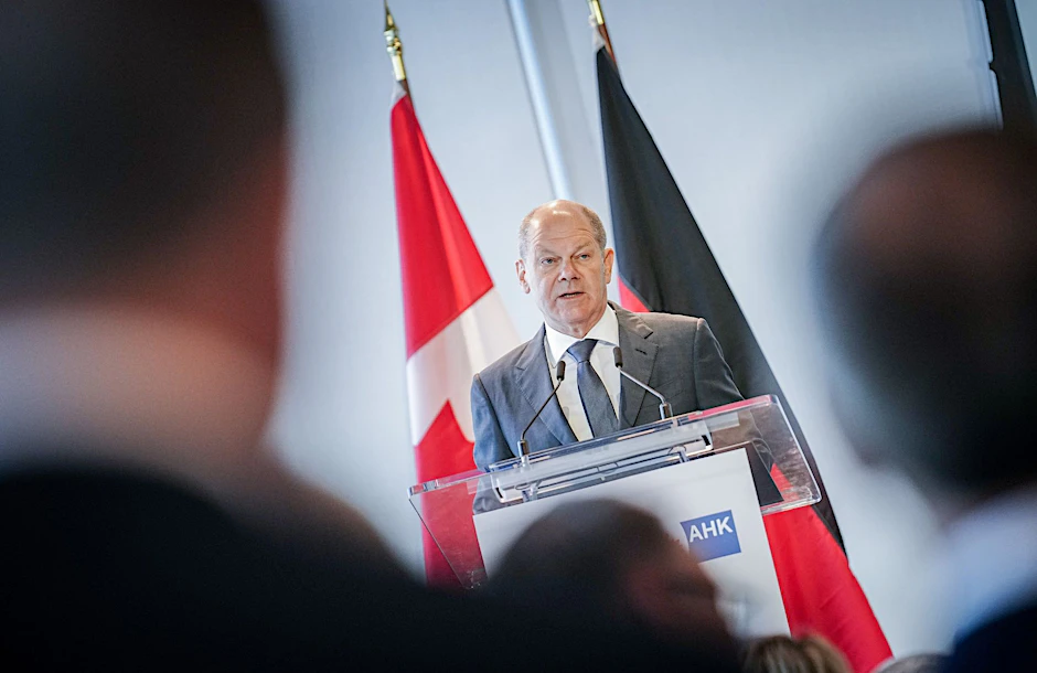 Bundeskanzler Olaf Scholz während einer Rede beim deutsch-kanadischen Wirtschaftsforum in Toronto.  